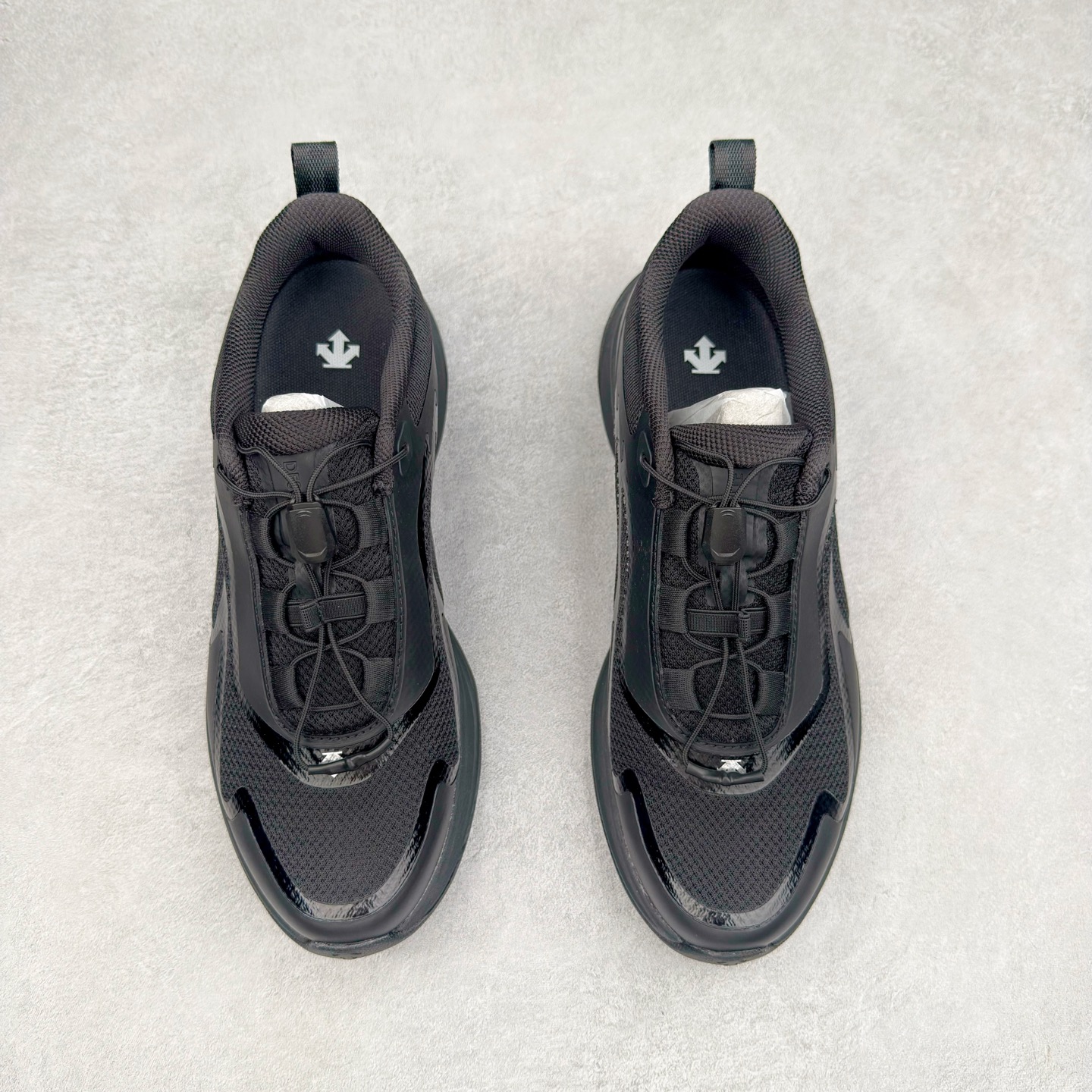 图片[2]-DESCENTE Enerzite GORE-TEX 迪桑特舒适百搭减震防水回弹低帮跑步鞋 DESCENTE（迪桑特）创立于1935年，品牌名取自法语词汇，意为“滑降”。品牌箭头标识代表滑雪的三种技术“高速直线滑行”、“穿越”和“侧滑”，也寓意品牌在打造高端专业运动产品中不断追求完美的创新精神，致力于成为中国高端专业滑雪、综训、女子、铁人三项、高尔夫的第一品牌。尺码：36 36.5 37 38 38.5 39 40 40.5 41 42 42.5 43 44 44.5 45-选品中心