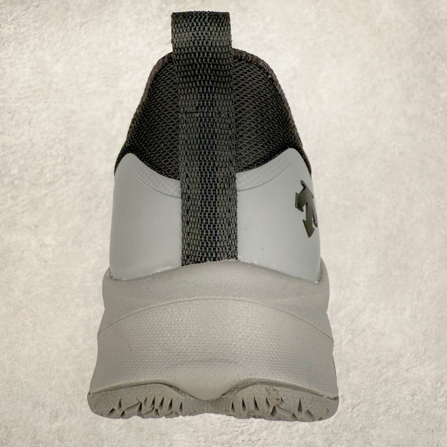 图片[8]-DESCENTE Enerzite GORE-TEX 迪桑特舒适百搭减震防水回弹低帮跑步鞋 DESCENTE（迪桑特）创立于1935年，品牌名取自法语词汇，意为“滑降”。品牌箭头标识代表滑雪的三种技术“高速直线滑行”、“穿越”和“侧滑”，也寓意品牌在打造高端专业运动产品中不断追求完美的创新精神，致力于成为中国高端专业滑雪、综训、女子、铁人三项、高尔夫的第一品牌。尺码：36 36.5 37 38 38.5 39 40 40.5 41 42 42.5 43 44 44.5 45-选品中心