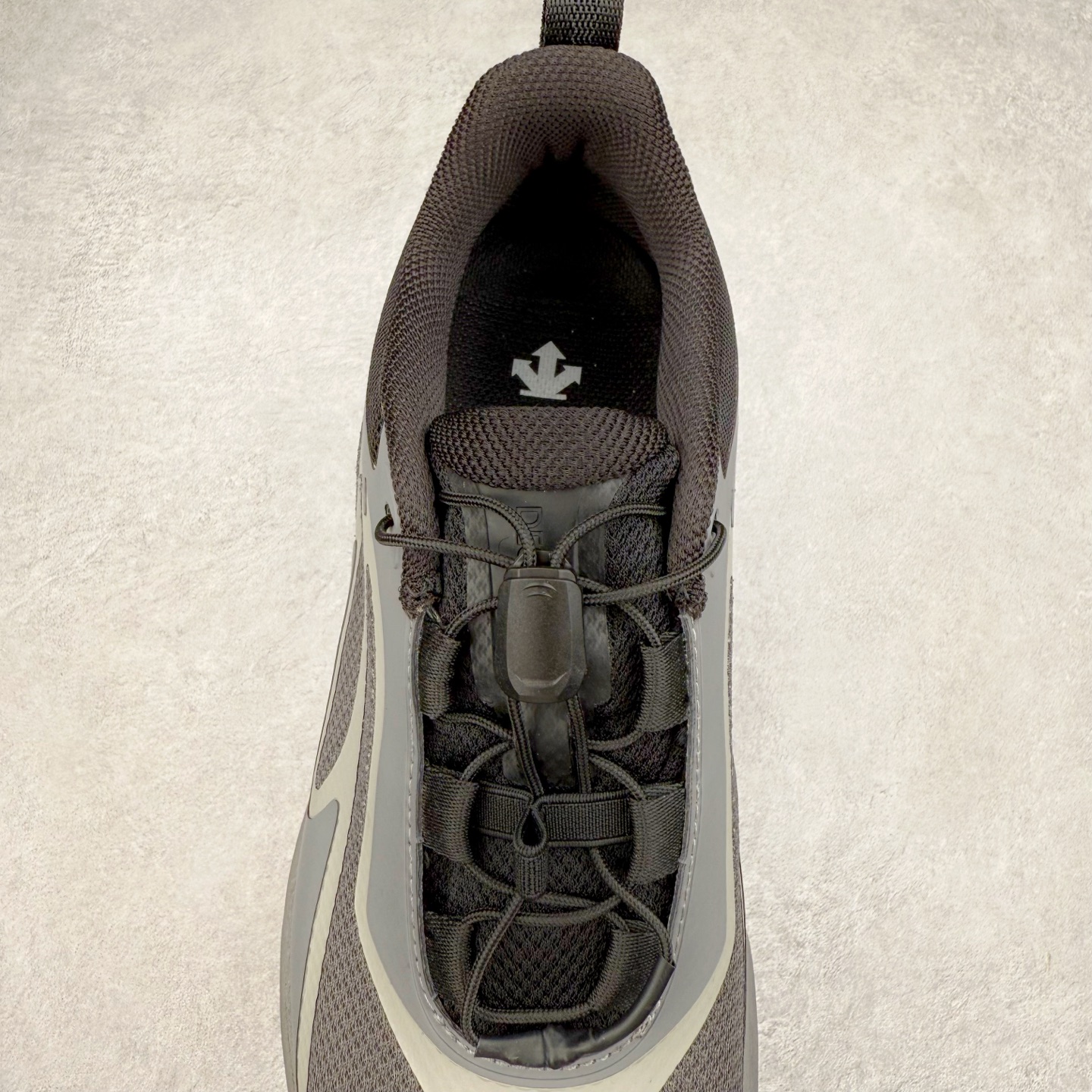 图片[5]-DESCENTE Enerzite GORE-TEX 迪桑特舒适百搭减震防水回弹低帮跑步鞋 DESCENTE（迪桑特）创立于1935年，品牌名取自法语词汇，意为“滑降”。品牌箭头标识代表滑雪的三种技术“高速直线滑行”、“穿越”和“侧滑”，也寓意品牌在打造高端专业运动产品中不断追求完美的创新精神，致力于成为中国高端专业滑雪、综训、女子、铁人三项、高尔夫的第一品牌。尺码：36 36.5 37 38 38.5 39 40 40.5 41 42 42.5 43 44 44.5 45-选品中心