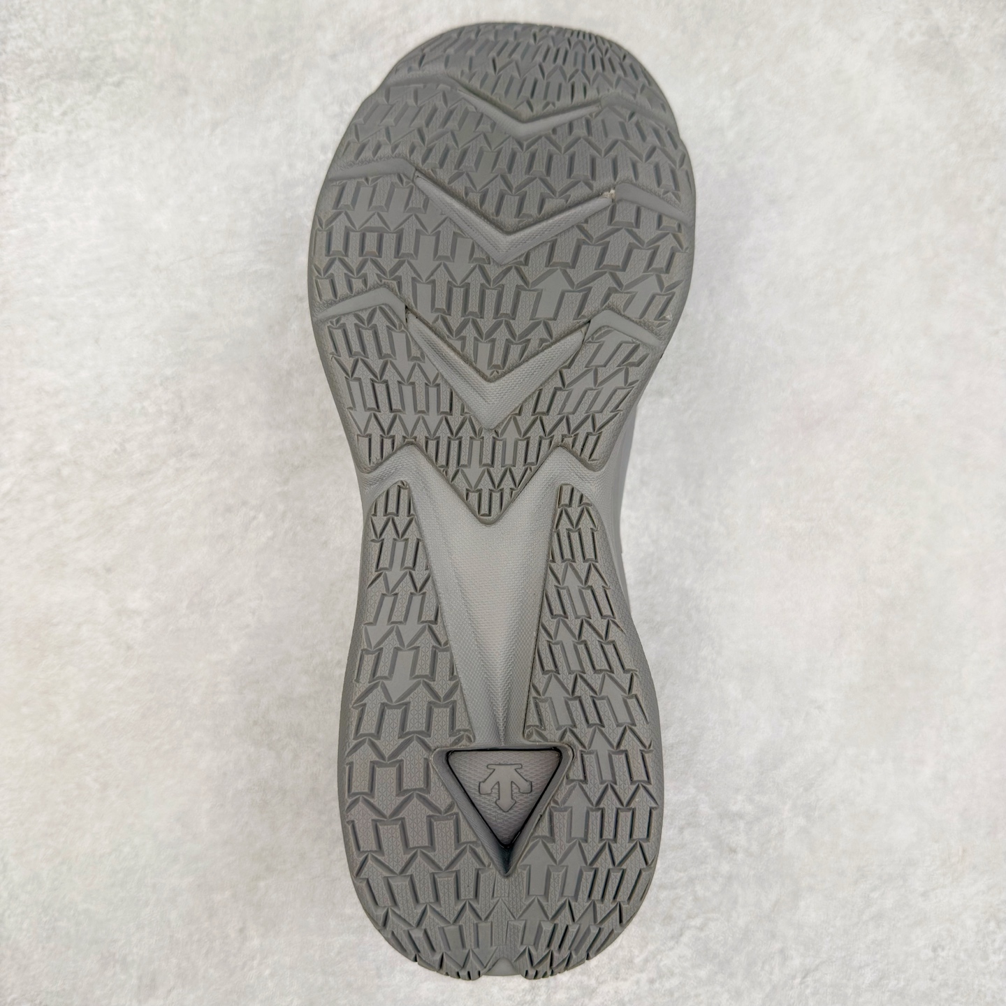 图片[9]-DESCENTE Enerzite GORE-TEX 迪桑特舒适百搭减震防水回弹低帮跑步鞋 DESCENTE（迪桑特）创立于1935年，品牌名取自法语词汇，意为“滑降”。品牌箭头标识代表滑雪的三种技术“高速直线滑行”、“穿越”和“侧滑”，也寓意品牌在打造高端专业运动产品中不断追求完美的创新精神，致力于成为中国高端专业滑雪、综训、女子、铁人三项、高尔夫的第一品牌。尺码：36 36.5 37 38 38.5 39 40 40.5 41 42 42.5 43 44 44.5 45-选品中心