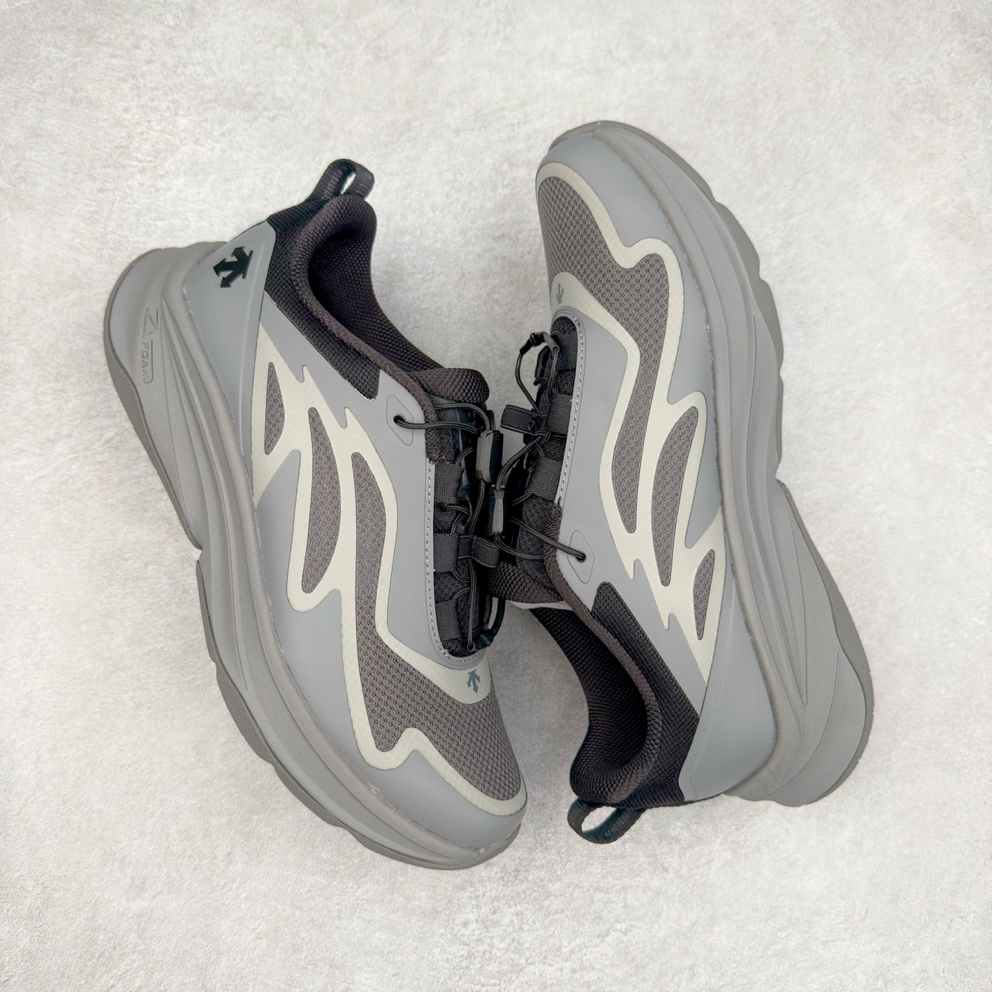 图片[3]-DESCENTE Enerzite GORE-TEX 迪桑特舒适百搭减震防水回弹低帮跑步鞋 DESCENTE（迪桑特）创立于1935年，品牌名取自法语词汇，意为“滑降”。品牌箭头标识代表滑雪的三种技术“高速直线滑行”、“穿越”和“侧滑”，也寓意品牌在打造高端专业运动产品中不断追求完美的创新精神，致力于成为中国高端专业滑雪、综训、女子、铁人三项、高尔夫的第一品牌。尺码：36 36.5 37 38 38.5 39 40 40.5 41 42 42.5 43 44 44.5 45-选品中心