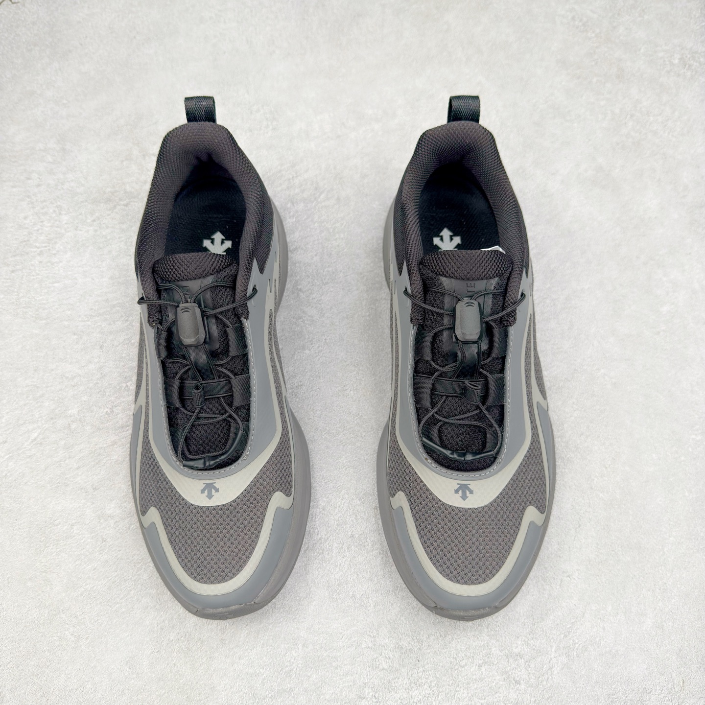 图片[2]-DESCENTE Enerzite GORE-TEX 迪桑特舒适百搭减震防水回弹低帮跑步鞋 DESCENTE（迪桑特）创立于1935年，品牌名取自法语词汇，意为“滑降”。品牌箭头标识代表滑雪的三种技术“高速直线滑行”、“穿越”和“侧滑”，也寓意品牌在打造高端专业运动产品中不断追求完美的创新精神，致力于成为中国高端专业滑雪、综训、女子、铁人三项、高尔夫的第一品牌。尺码：36 36.5 37 38 38.5 39 40 40.5 41 42 42.5 43 44 44.5 45-选品中心