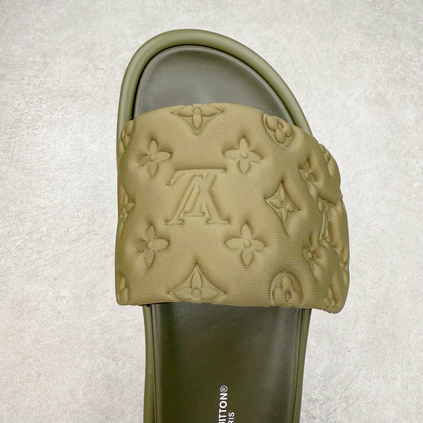 图片[4]-LOUIS VUITTON ｜路易威登2025ss最新春夏款 村上隆/Takashi Murakami x lv Pool Pillow Comfort 皮革 圆头套脚一字拖鞋 男女款 白色 室内外穿着皆宜。纯羊羔毛材质，鞋面受专水台高密度发泡材质，轻盈舒适，鞋底厚度3.5 上脚超显腿长 尺码：35 36 37 38 39 40 41 42 43 44 45-选品中心