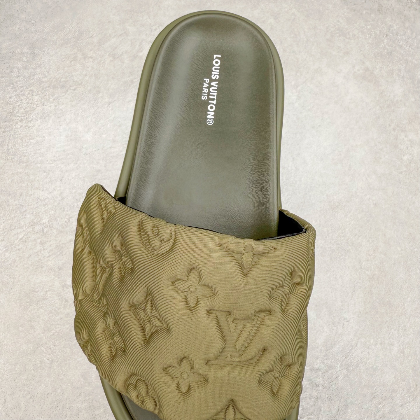 图片[5]-LOUIS VUITTON ｜路易威登2025ss最新春夏款 村上隆/Takashi Murakami x lv Pool Pillow Comfort 皮革 圆头套脚一字拖鞋 男女款 白色 室内外穿着皆宜。纯羊羔毛材质，鞋面受专水台高密度发泡材质，轻盈舒适，鞋底厚度3.5 上脚超显腿长 尺码：35 36 37 38 39 40 41 42 43 44 45-选品中心