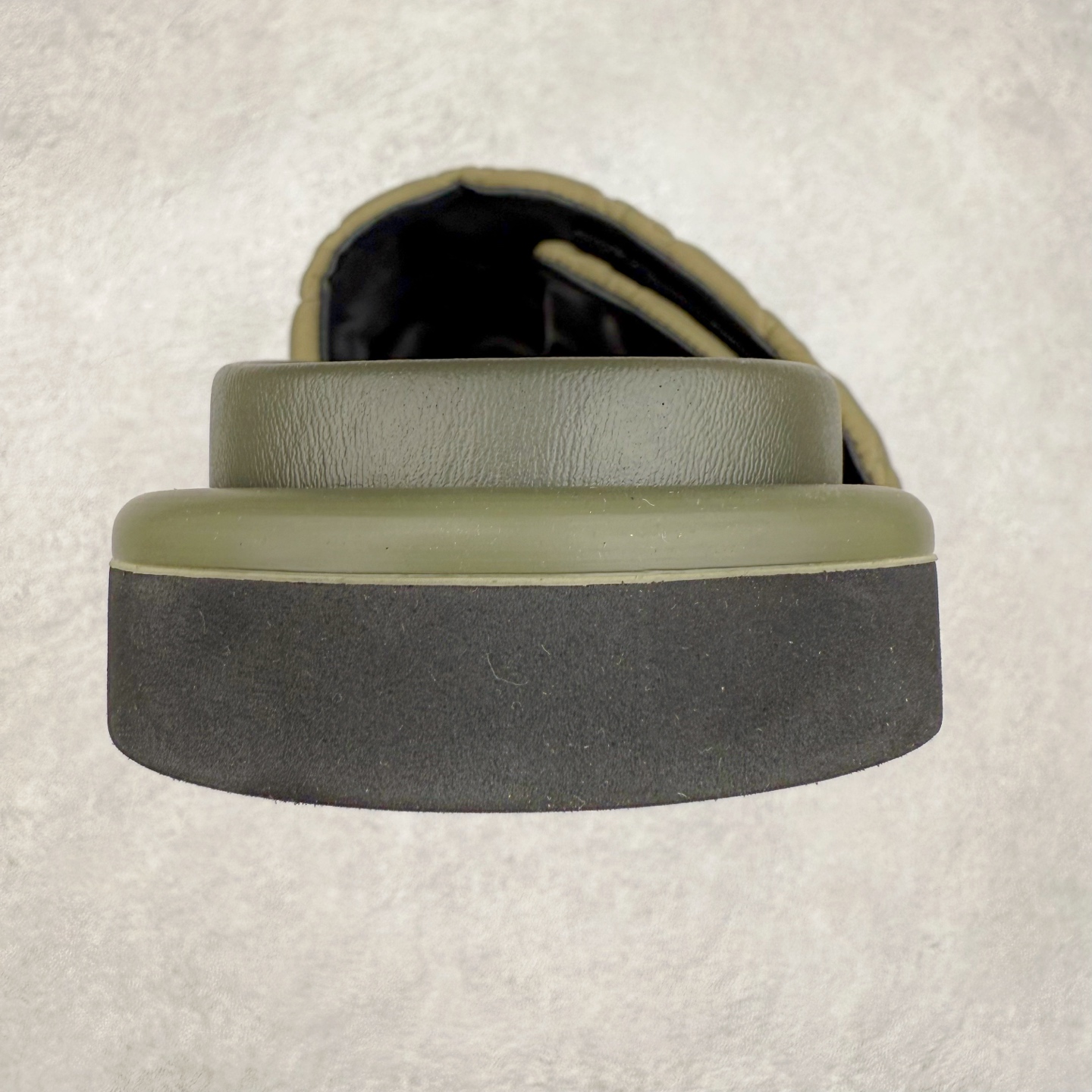 图片[8]-LOUIS VUITTON ｜路易威登2025ss最新春夏款 村上隆/Takashi Murakami x lv Pool Pillow Comfort 皮革 圆头套脚一字拖鞋 男女款 白色 室内外穿着皆宜。纯羊羔毛材质，鞋面受专水台高密度发泡材质，轻盈舒适，鞋底厚度3.5 上脚超显腿长 尺码：35 36 37 38 39 40 41 42 43 44 45-选品中心