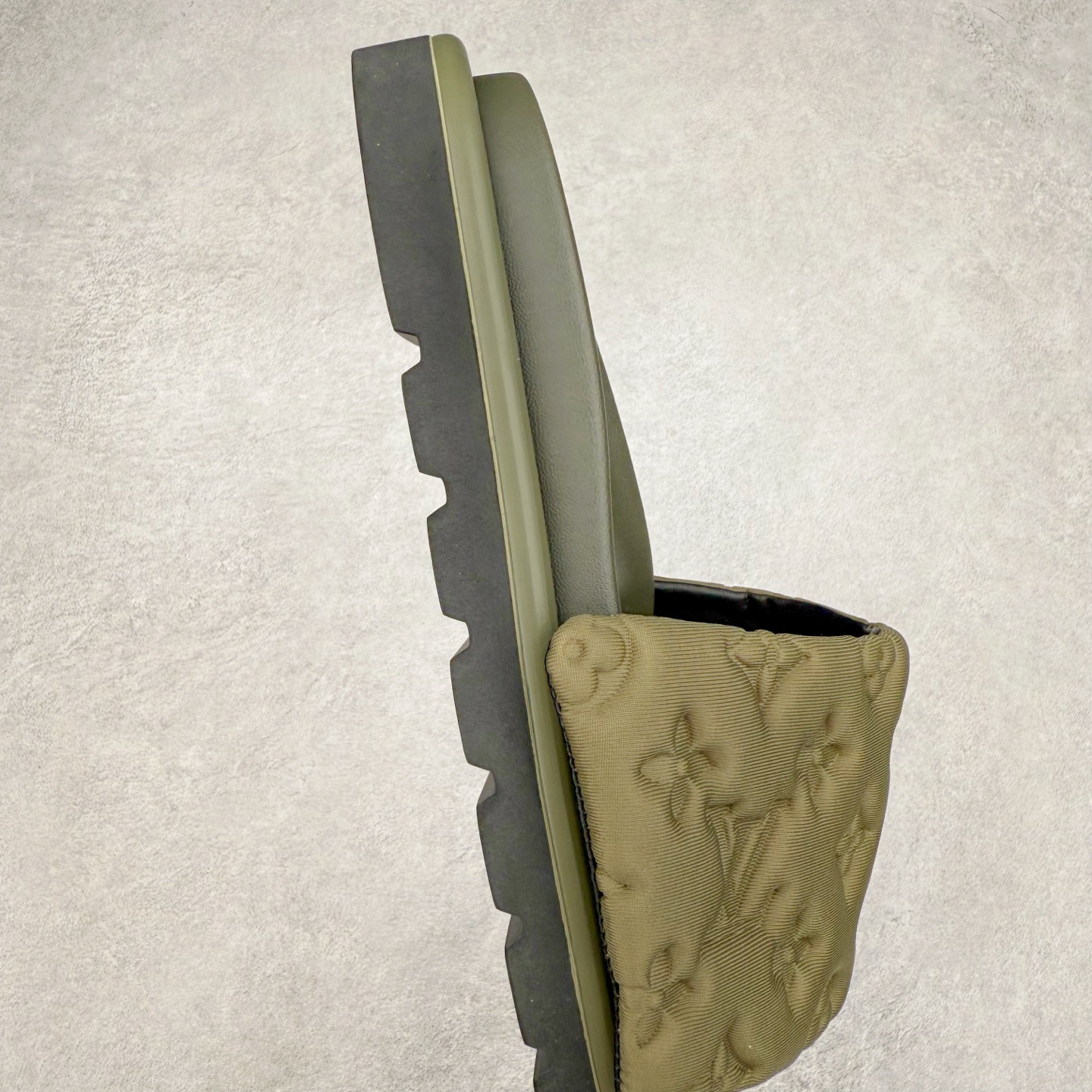 图片[6]-LOUIS VUITTON ｜路易威登2025ss最新春夏款 村上隆/Takashi Murakami x lv Pool Pillow Comfort 皮革 圆头套脚一字拖鞋 男女款 白色 室内外穿着皆宜。纯羊羔毛材质，鞋面受专水台高密度发泡材质，轻盈舒适，鞋底厚度3.5 上脚超显腿长 尺码：35 36 37 38 39 40 41 42 43 44 45-选品中心