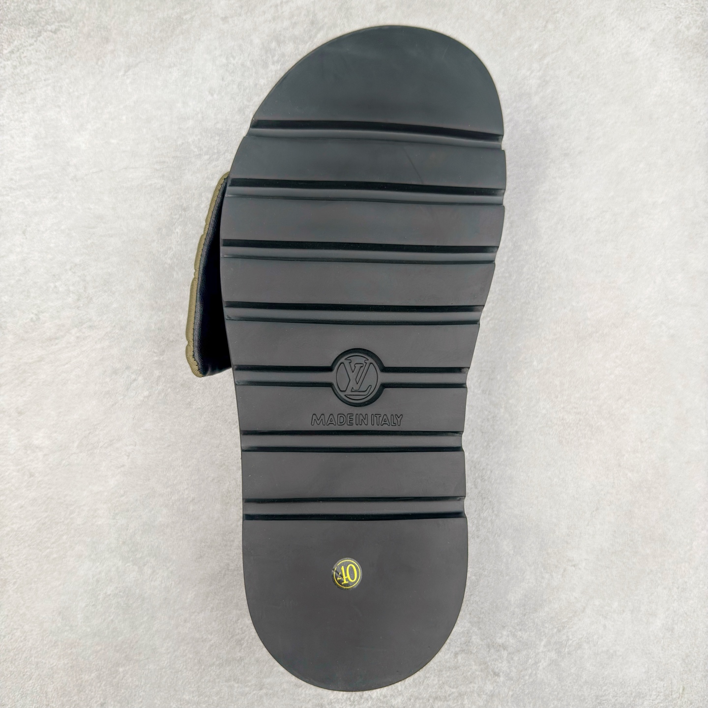 图片[9]-LOUIS VUITTON ｜路易威登2025ss最新春夏款 村上隆/Takashi Murakami x lv Pool Pillow Comfort 皮革 圆头套脚一字拖鞋 男女款 白色 室内外穿着皆宜。纯羊羔毛材质，鞋面受专水台高密度发泡材质，轻盈舒适，鞋底厚度3.5 上脚超显腿长 尺码：35 36 37 38 39 40 41 42 43 44 45-选品中心