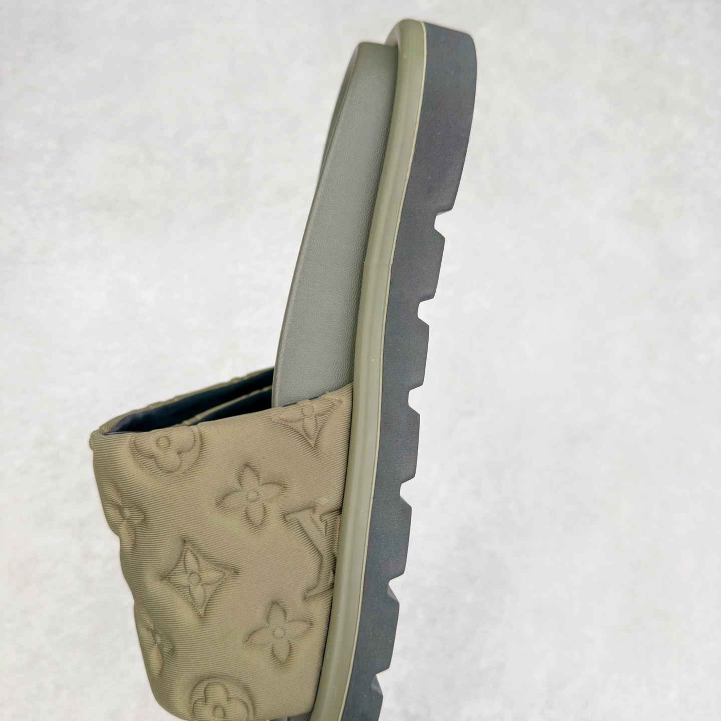 图片[7]-LOUIS VUITTON ｜路易威登2025ss最新春夏款 村上隆/Takashi Murakami x lv Pool Pillow Comfort 皮革 圆头套脚一字拖鞋 男女款 白色 室内外穿着皆宜。纯羊羔毛材质，鞋面受专水台高密度发泡材质，轻盈舒适，鞋底厚度3.5 上脚超显腿长 尺码：35 36 37 38 39 40 41 42 43 44 45-选品中心