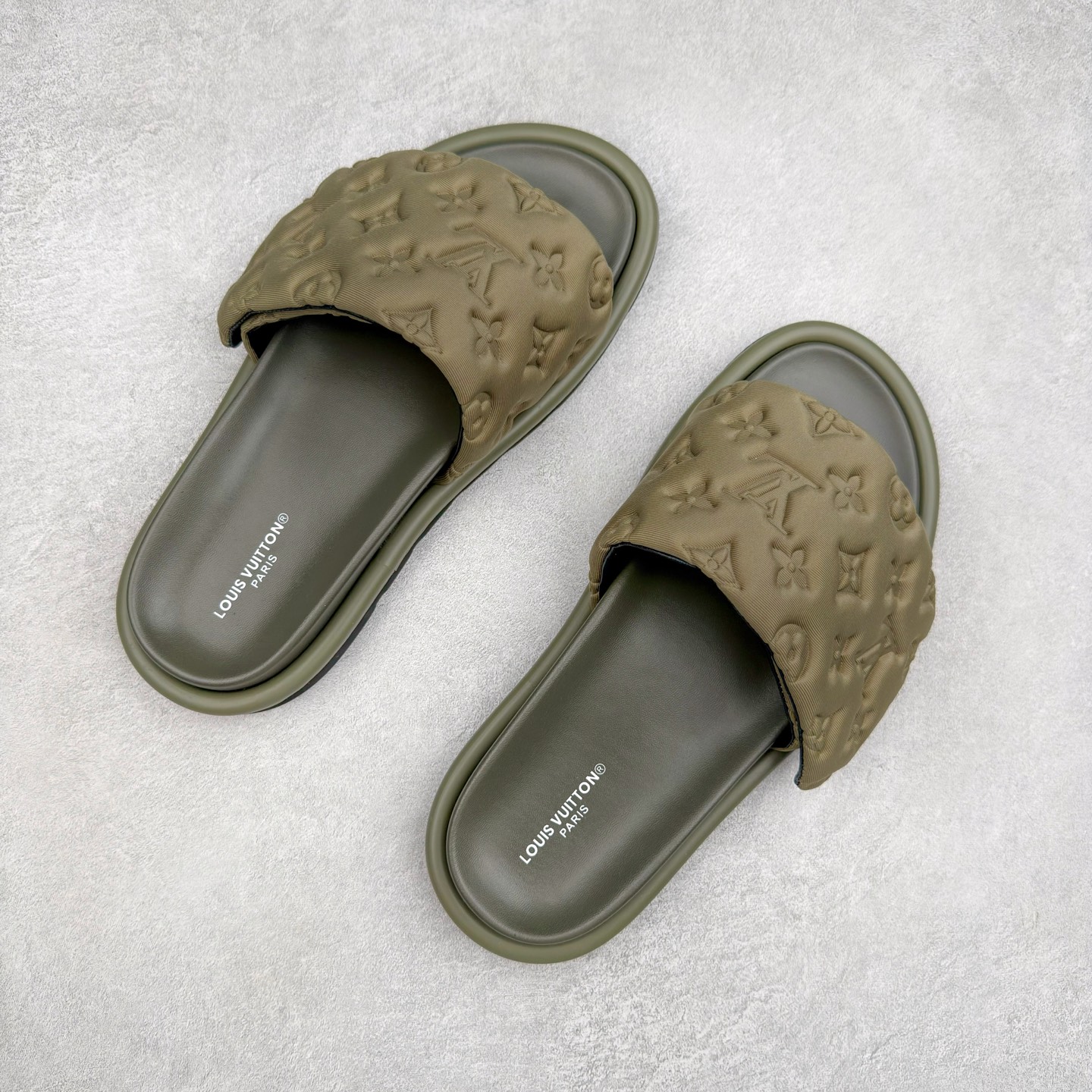 图片[3]-LOUIS VUITTON ｜路易威登2025ss最新春夏款 村上隆/Takashi Murakami x lv Pool Pillow Comfort 皮革 圆头套脚一字拖鞋 男女款 白色 室内外穿着皆宜。纯羊羔毛材质，鞋面受专水台高密度发泡材质，轻盈舒适，鞋底厚度3.5 上脚超显腿长 尺码：35 36 37 38 39 40 41 42 43 44 45-选品中心