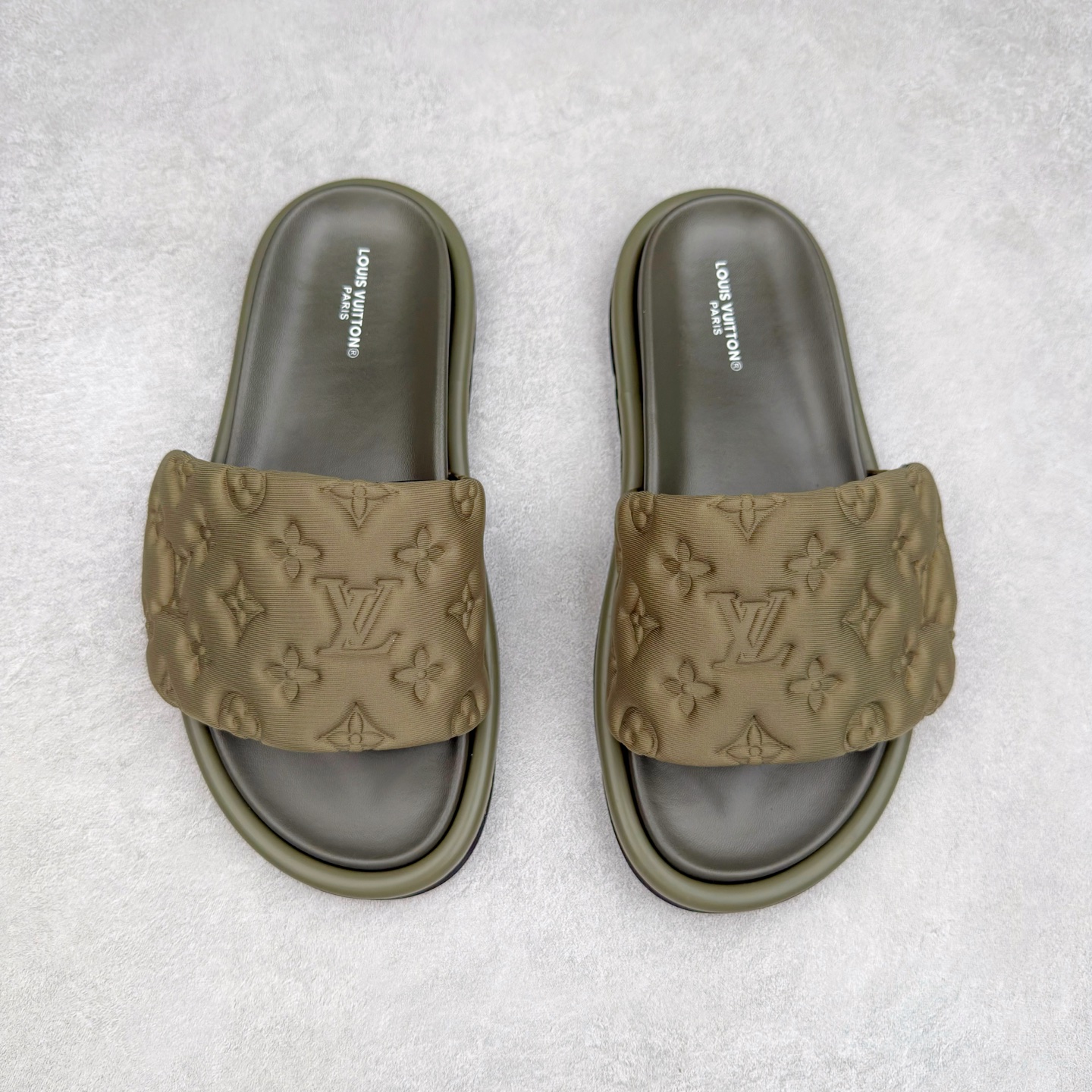 图片[2]-LOUIS VUITTON ｜路易威登2025ss最新春夏款 村上隆/Takashi Murakami x lv Pool Pillow Comfort 皮革 圆头套脚一字拖鞋 男女款 白色 室内外穿着皆宜。纯羊羔毛材质，鞋面受专水台高密度发泡材质，轻盈舒适，鞋底厚度3.5 上脚超显腿长 尺码：35 36 37 38 39 40 41 42 43 44 45-选品中心