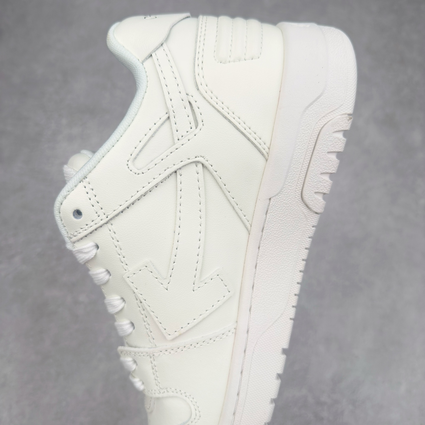 图片[7]-＃KX OFF-WHITE Out Of Office OW低帮时尚板鞋 全套原楦原纸版原鞋开模 全网最正确的版型 独家私模大底 最大开发至46码 大厂出品 细节到位 官方原盒原配 100加配色陆更新 终端控货 优势供应 续众明星上脚 由经典配色打造 箭头符号、ZipTie 标签、1ogo印花等经典元素皆在此呈现 让人一眼明了 Off-White 的潮流身份 单品以黑白配色皮质制成 饰有品牌标志性 zip Tie 束线带吊牌 侧面饰有 Arrows 图案 展现出品牌对街头风格的偏爱 尺码：36 37 38 39 40 41 42 43 44 45 46-选品中心