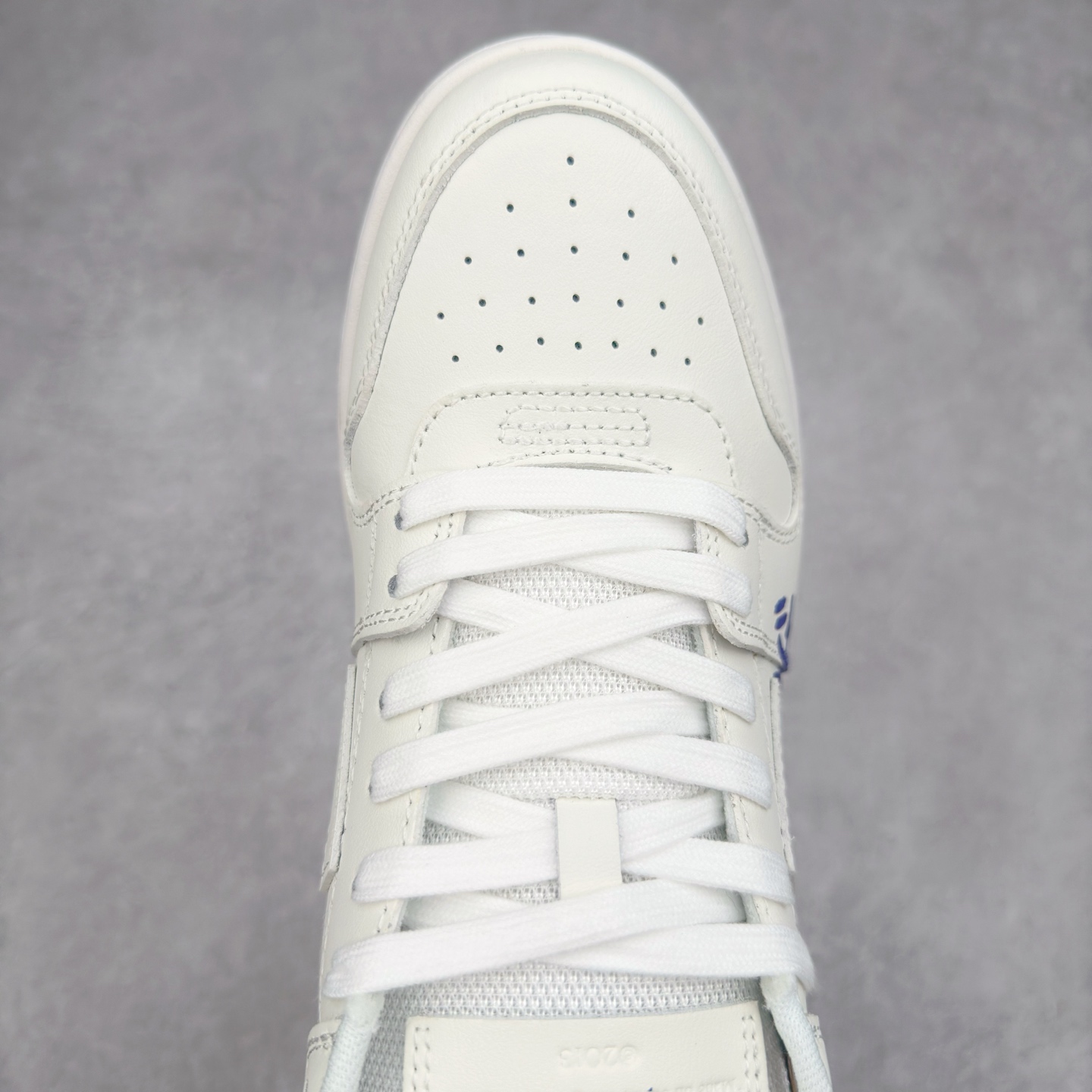 图片[4]-＃KX OFF-WHITE Out Of Office OW低帮时尚板鞋 全套原楦原纸版原鞋开模 全网最正确的版型 独家私模大底 最大开发至46码 大厂出品 细节到位 官方原盒原配 100加配色陆更新 终端控货 优势供应 续众明星上脚 由经典配色打造 箭头符号、ZipTie 标签、1ogo印花等经典元素皆在此呈现 让人一眼明了 Off-White 的潮流身份 单品以黑白配色皮质制成 饰有品牌标志性 zip Tie 束线带吊牌 侧面饰有 Arrows 图案 展现出品牌对街头风格的偏爱 尺码：36 37 38 39 40 41 42 43 44 45 46-选品中心