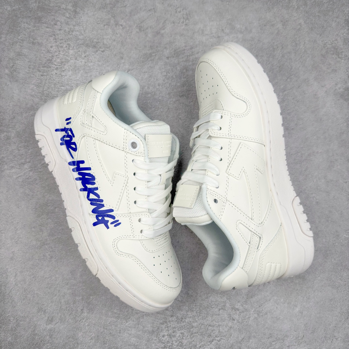 图片[3]-＃KX OFF-WHITE Out Of Office OW低帮时尚板鞋 全套原楦原纸版原鞋开模 全网最正确的版型 独家私模大底 最大开发至46码 大厂出品 细节到位 官方原盒原配 100加配色陆更新 终端控货 优势供应 续众明星上脚 由经典配色打造 箭头符号、ZipTie 标签、1ogo印花等经典元素皆在此呈现 让人一眼明了 Off-White 的潮流身份 单品以黑白配色皮质制成 饰有品牌标志性 zip Tie 束线带吊牌 侧面饰有 Arrows 图案 展现出品牌对街头风格的偏爱 尺码：36 37 38 39 40 41 42 43 44 45 46-选品中心