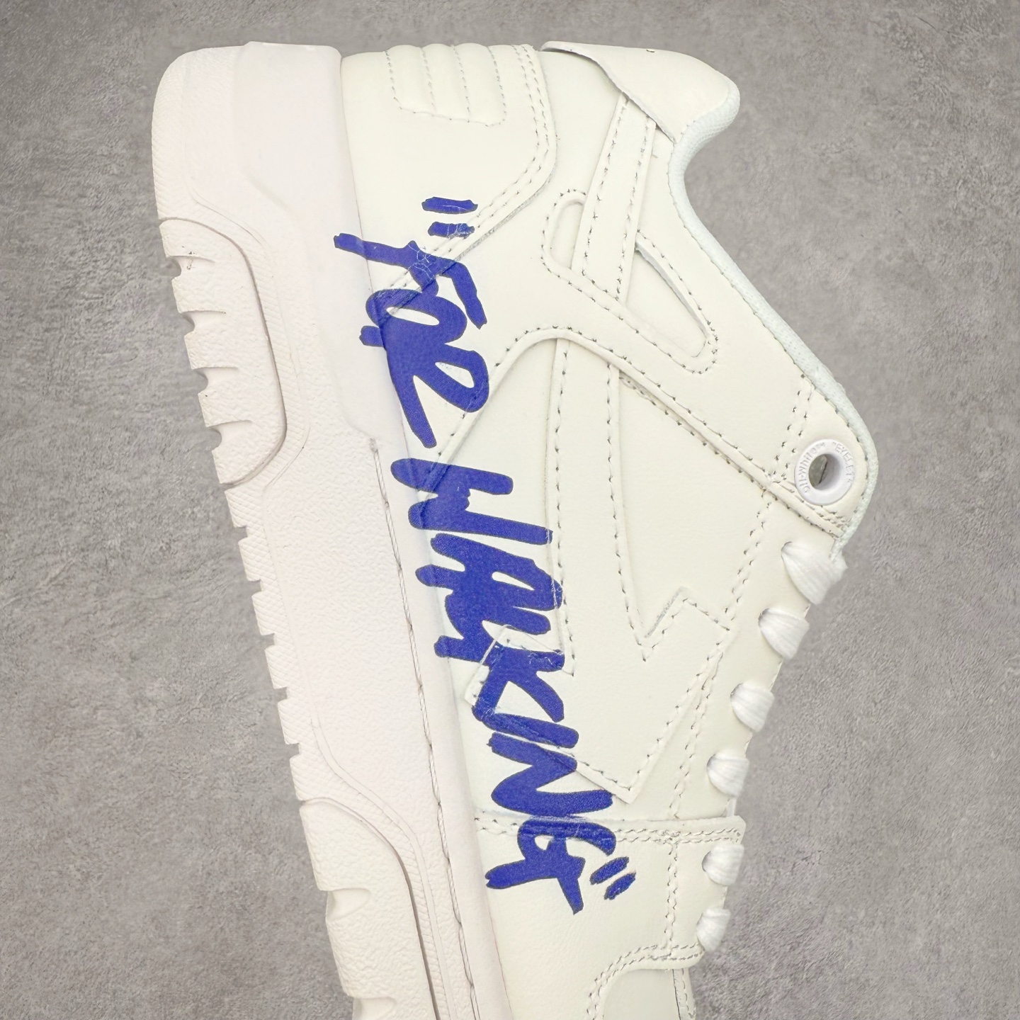 图片[6]-＃KX OFF-WHITE Out Of Office OW低帮时尚板鞋 全套原楦原纸版原鞋开模 全网最正确的版型 独家私模大底 最大开发至46码 大厂出品 细节到位 官方原盒原配 100加配色陆更新 终端控货 优势供应 续众明星上脚 由经典配色打造 箭头符号、ZipTie 标签、1ogo印花等经典元素皆在此呈现 让人一眼明了 Off-White 的潮流身份 单品以黑白配色皮质制成 饰有品牌标志性 zip Tie 束线带吊牌 侧面饰有 Arrows 图案 展现出品牌对街头风格的偏爱 尺码：36 37 38 39 40 41 42 43 44 45 46-选品中心