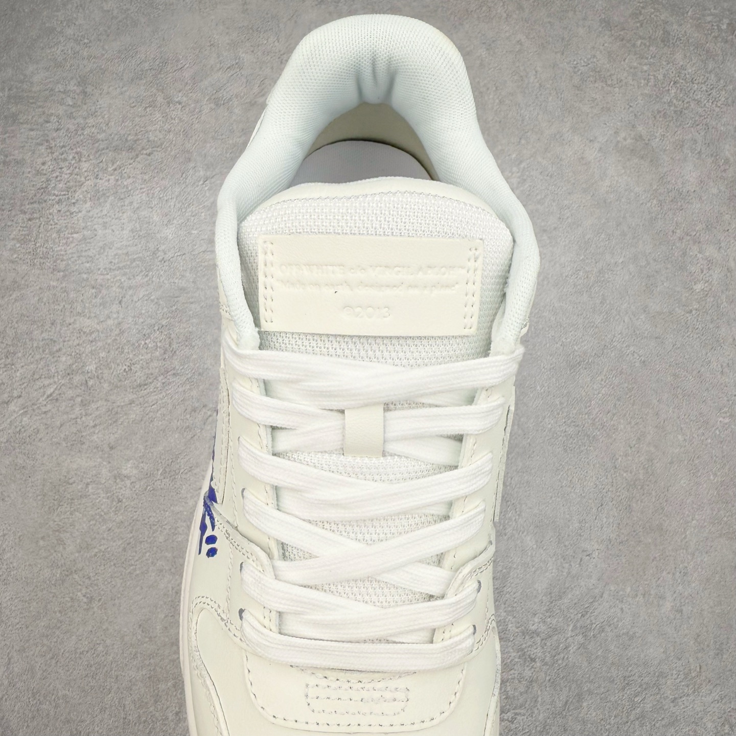 图片[5]-＃KX OFF-WHITE Out Of Office OW低帮时尚板鞋 全套原楦原纸版原鞋开模 全网最正确的版型 独家私模大底 最大开发至46码 大厂出品 细节到位 官方原盒原配 100加配色陆更新 终端控货 优势供应 续众明星上脚 由经典配色打造 箭头符号、ZipTie 标签、1ogo印花等经典元素皆在此呈现 让人一眼明了 Off-White 的潮流身份 单品以黑白配色皮质制成 饰有品牌标志性 zip Tie 束线带吊牌 侧面饰有 Arrows 图案 展现出品牌对街头风格的偏爱 尺码：36 37 38 39 40 41 42 43 44 45 46-选品中心