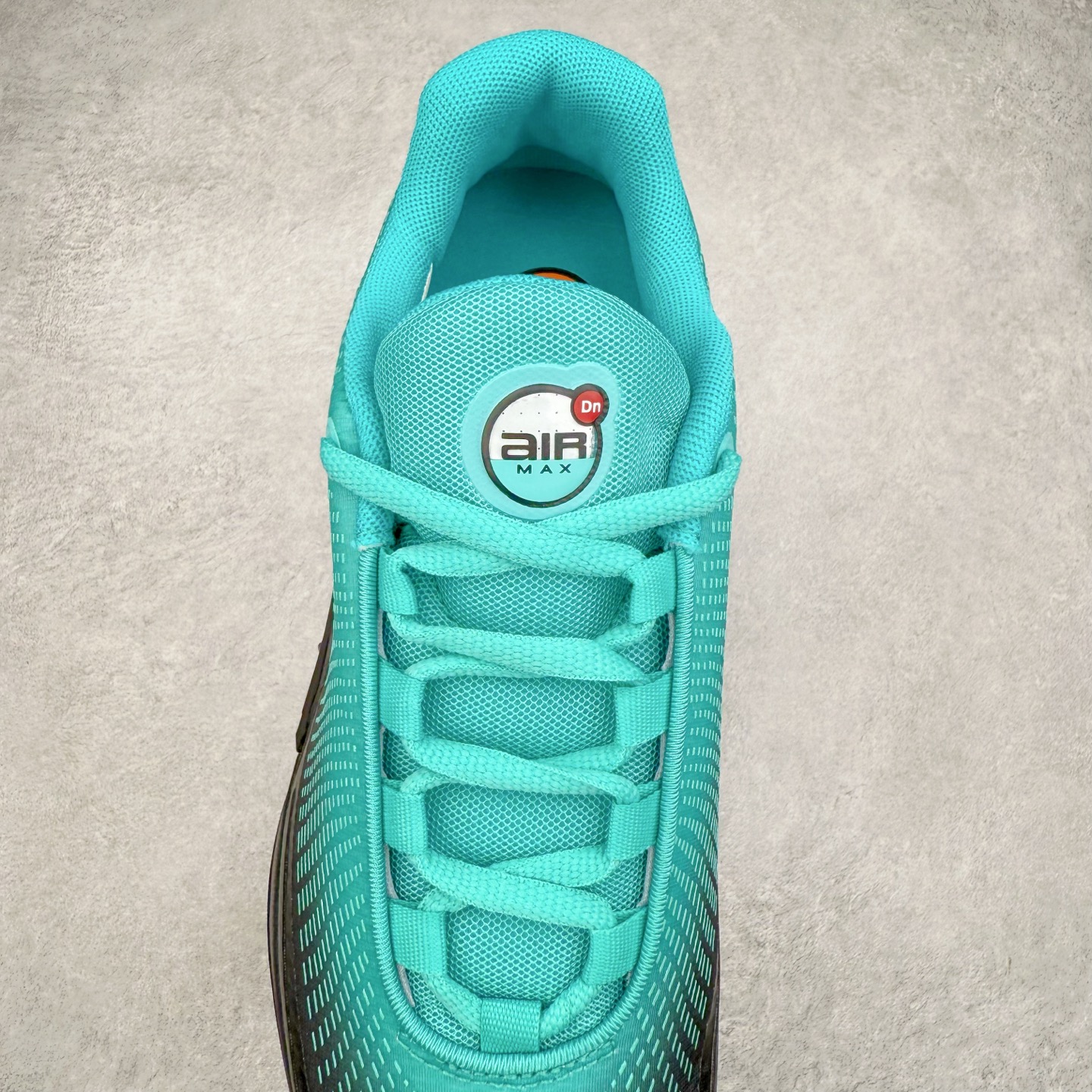 图片[5]-NK Air Max DN8 全掌科技气垫缓震运动跑鞋 HQ0013-300 DN8的核心亮点在于其八腔气垫结构 根据不同部位设定的气压值专为行走设计 提供卓越的舒适感 鞋面的设计让人联想到上世纪90年代末至2000年代初的多款Air Max 中底上系列圆形孔洞引发了热议 不少人将其与竞争品牌的缓震技术进行比较 例如K-SWISS 2010年代初推出的Tubes技 及以多孔鞋底闻名的品牌 尺码：36 36.5 37.5 38 38.5 39 40 40.5 41 42 42.5 43 44 44.5 45-选品中心