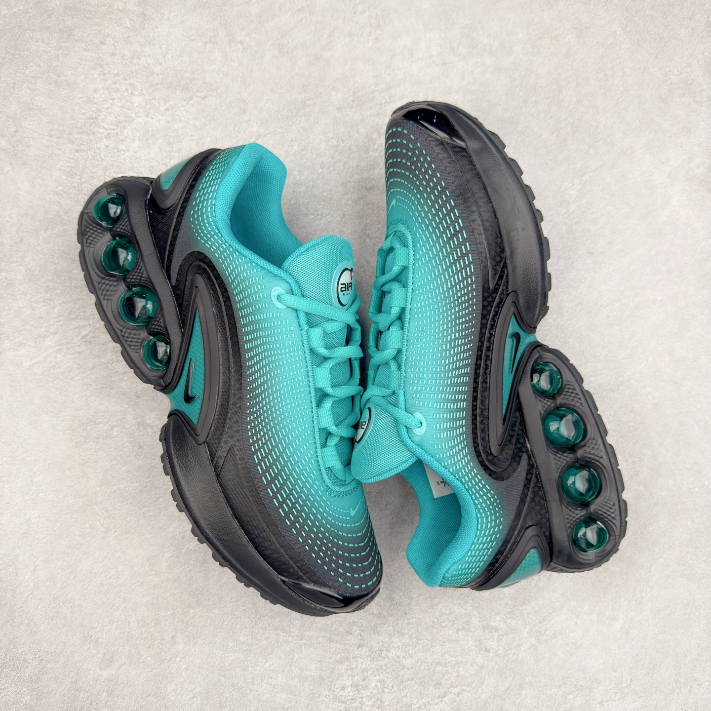 图片[3]-NK Air Max DN8 全掌科技气垫缓震运动跑鞋 HQ0013-300 DN8的核心亮点在于其八腔气垫结构 根据不同部位设定的气压值专为行走设计 提供卓越的舒适感 鞋面的设计让人联想到上世纪90年代末至2000年代初的多款Air Max 中底上系列圆形孔洞引发了热议 不少人将其与竞争品牌的缓震技术进行比较 例如K-SWISS 2010年代初推出的Tubes技 及以多孔鞋底闻名的品牌 尺码：36 36.5 37.5 38 38.5 39 40 40.5 41 42 42.5 43 44 44.5 45-选品中心