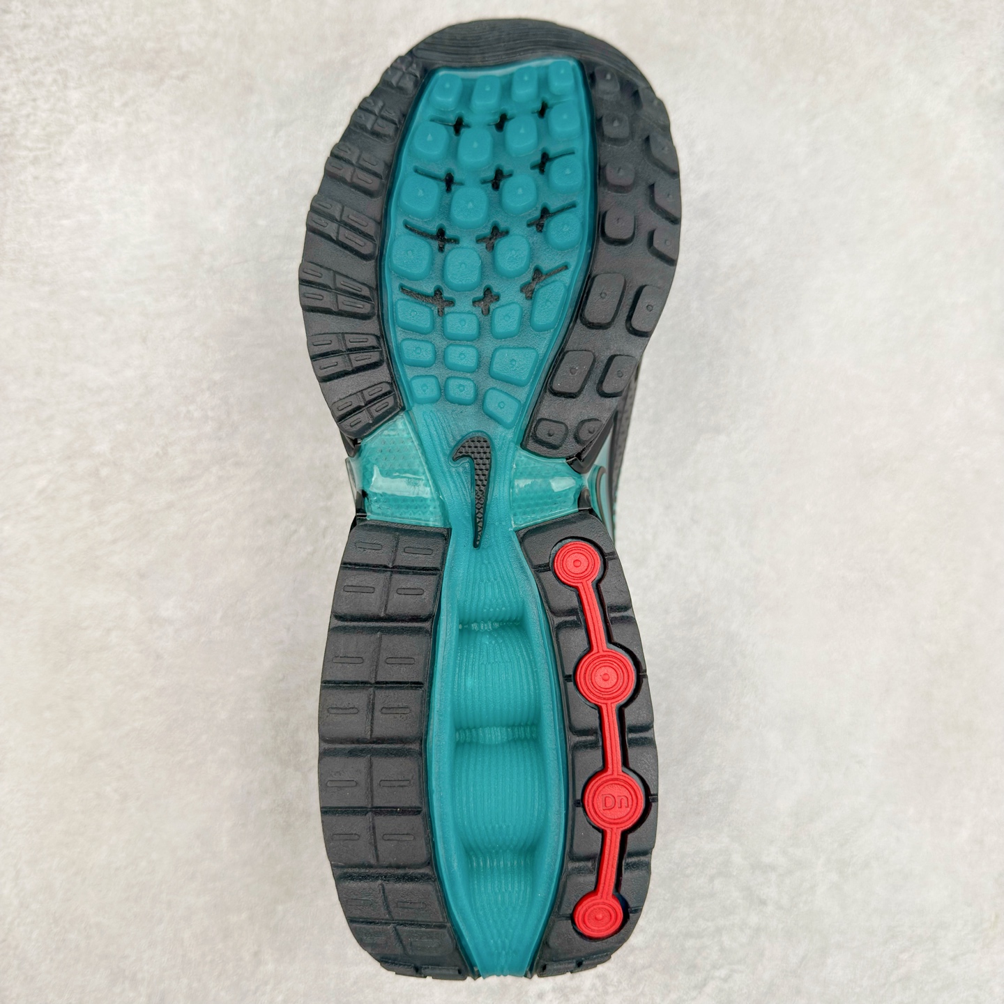 图片[9]-NK Air Max DN8 全掌科技气垫缓震运动跑鞋 HQ0013-300 DN8的核心亮点在于其八腔气垫结构 根据不同部位设定的气压值专为行走设计 提供卓越的舒适感 鞋面的设计让人联想到上世纪90年代末至2000年代初的多款Air Max 中底上系列圆形孔洞引发了热议 不少人将其与竞争品牌的缓震技术进行比较 例如K-SWISS 2010年代初推出的Tubes技 及以多孔鞋底闻名的品牌 尺码：36 36.5 37.5 38 38.5 39 40 40.5 41 42 42.5 43 44 44.5 45-选品中心