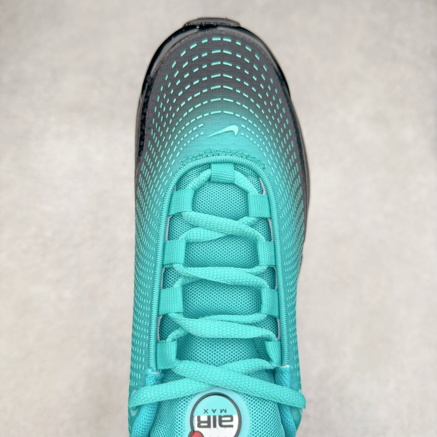 图片[4]-NK Air Max DN8 全掌科技气垫缓震运动跑鞋 HQ0013-300 DN8的核心亮点在于其八腔气垫结构 根据不同部位设定的气压值专为行走设计 提供卓越的舒适感 鞋面的设计让人联想到上世纪90年代末至2000年代初的多款Air Max 中底上系列圆形孔洞引发了热议 不少人将其与竞争品牌的缓震技术进行比较 例如K-SWISS 2010年代初推出的Tubes技 及以多孔鞋底闻名的品牌 尺码：36 36.5 37.5 38 38.5 39 40 40.5 41 42 42.5 43 44 44.5 45-选品中心