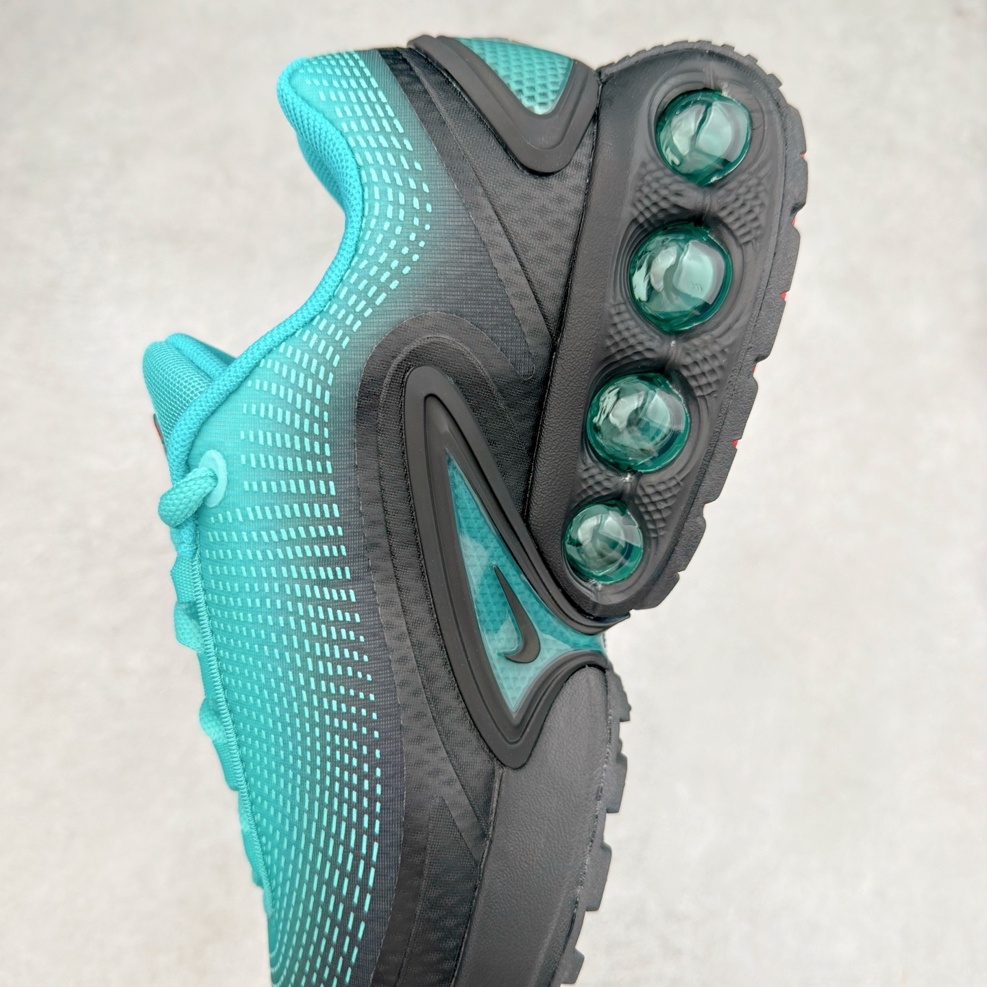 图片[7]-NK Air Max DN8 全掌科技气垫缓震运动跑鞋 HQ0013-300 DN8的核心亮点在于其八腔气垫结构 根据不同部位设定的气压值专为行走设计 提供卓越的舒适感 鞋面的设计让人联想到上世纪90年代末至2000年代初的多款Air Max 中底上系列圆形孔洞引发了热议 不少人将其与竞争品牌的缓震技术进行比较 例如K-SWISS 2010年代初推出的Tubes技 及以多孔鞋底闻名的品牌 尺码：36 36.5 37.5 38 38.5 39 40 40.5 41 42 42.5 43 44 44.5 45-选品中心