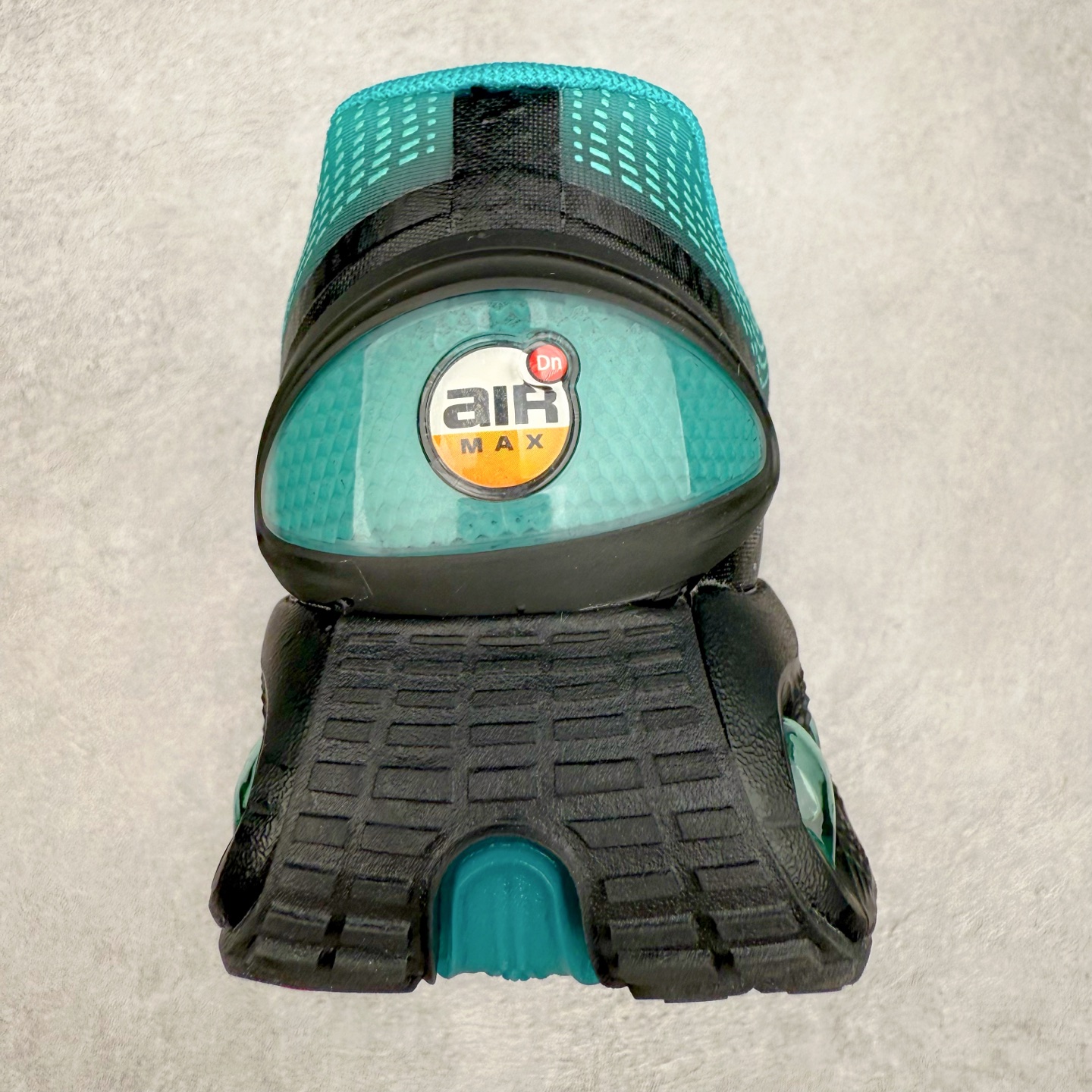 图片[8]-NK Air Max DN8 全掌科技气垫缓震运动跑鞋 HQ0013-300 DN8的核心亮点在于其八腔气垫结构 根据不同部位设定的气压值专为行走设计 提供卓越的舒适感 鞋面的设计让人联想到上世纪90年代末至2000年代初的多款Air Max 中底上系列圆形孔洞引发了热议 不少人将其与竞争品牌的缓震技术进行比较 例如K-SWISS 2010年代初推出的Tubes技 及以多孔鞋底闻名的品牌 尺码：36 36.5 37.5 38 38.5 39 40 40.5 41 42 42.5 43 44 44.5 45-选品中心