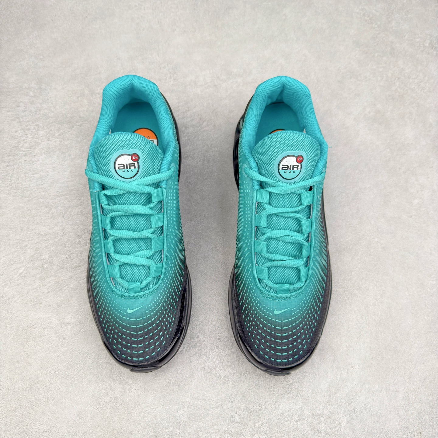 图片[2]-NK Air Max DN8 全掌科技气垫缓震运动跑鞋 HQ0013-300 DN8的核心亮点在于其八腔气垫结构 根据不同部位设定的气压值专为行走设计 提供卓越的舒适感 鞋面的设计让人联想到上世纪90年代末至2000年代初的多款Air Max 中底上系列圆形孔洞引发了热议 不少人将其与竞争品牌的缓震技术进行比较 例如K-SWISS 2010年代初推出的Tubes技 及以多孔鞋底闻名的品牌 尺码：36 36.5 37.5 38 38.5 39 40 40.5 41 42 42.5 43 44 44.5 45-选品中心