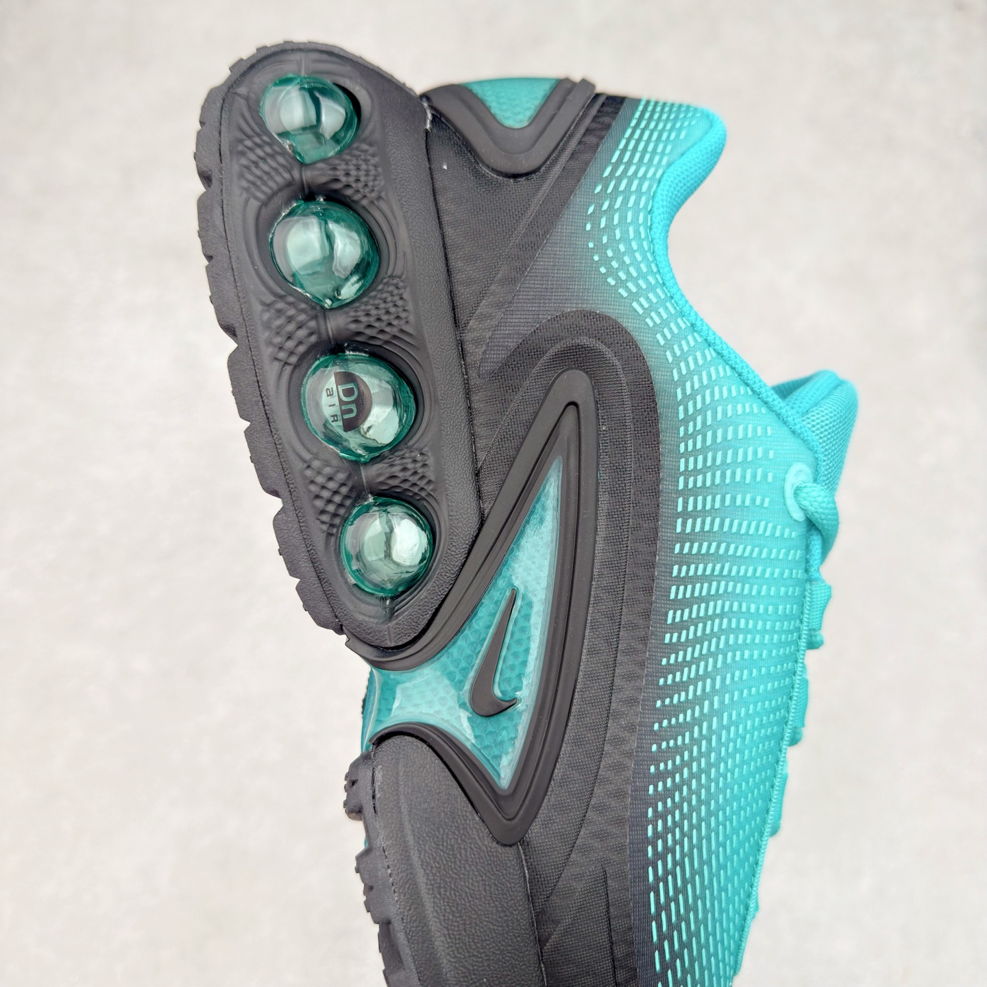 图片[6]-NK Air Max DN8 全掌科技气垫缓震运动跑鞋 HQ0013-300 DN8的核心亮点在于其八腔气垫结构 根据不同部位设定的气压值专为行走设计 提供卓越的舒适感 鞋面的设计让人联想到上世纪90年代末至2000年代初的多款Air Max 中底上系列圆形孔洞引发了热议 不少人将其与竞争品牌的缓震技术进行比较 例如K-SWISS 2010年代初推出的Tubes技 及以多孔鞋底闻名的品牌 尺码：36 36.5 37.5 38 38.5 39 40 40.5 41 42 42.5 43 44 44.5 45-选品中心