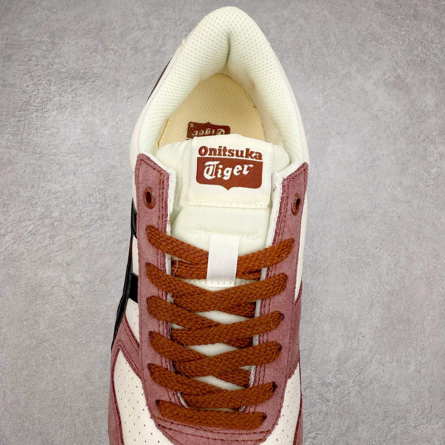 图片[5]-Asics Onitsuka Tiger Ultimate 81 EX 亚瑟士终极系列低帮复古风百搭皮革休闲运动慢跑鞋 采用软质荔枝纹牛培皮鞋面材质 配置OrthoLite鞋垫 轻质Eva缓震组合耐磨橡胶外底 Onitsuka Tiger 鬼塚虎 ULTIMATE 81EX 1183B510 中性款运动鞋 鞋跟底部的缓震孔设计以及TPU后跟保护片强化稳定性 造就合乎新时代高性能运动鞋标准的现代鞋款 牛皮革鞋面 FLYTEFOAM Propel中底增强缓震性与回弹性 鞋跟处采用fuzeGEL缓震胶科技 强化缓震 OrthoLite鞋垫 进一步强化缓震Gel-Kayano超轻量专业运动慢跑鞋 尺码：36-45-选品中心