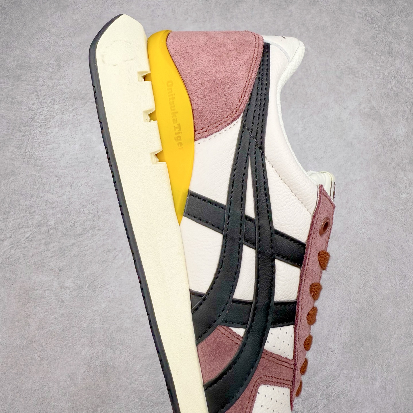 图片[6]-Asics Onitsuka Tiger Ultimate 81 EX 亚瑟士终极系列低帮复古风百搭皮革休闲运动慢跑鞋 采用软质荔枝纹牛培皮鞋面材质 配置OrthoLite鞋垫 轻质Eva缓震组合耐磨橡胶外底 Onitsuka Tiger 鬼塚虎 ULTIMATE 81EX 1183B510 中性款运动鞋 鞋跟底部的缓震孔设计以及TPU后跟保护片强化稳定性 造就合乎新时代高性能运动鞋标准的现代鞋款 牛皮革鞋面 FLYTEFOAM Propel中底增强缓震性与回弹性 鞋跟处采用fuzeGEL缓震胶科技 强化缓震 OrthoLite鞋垫 进一步强化缓震Gel-Kayano超轻量专业运动慢跑鞋 尺码：36-45-选品中心