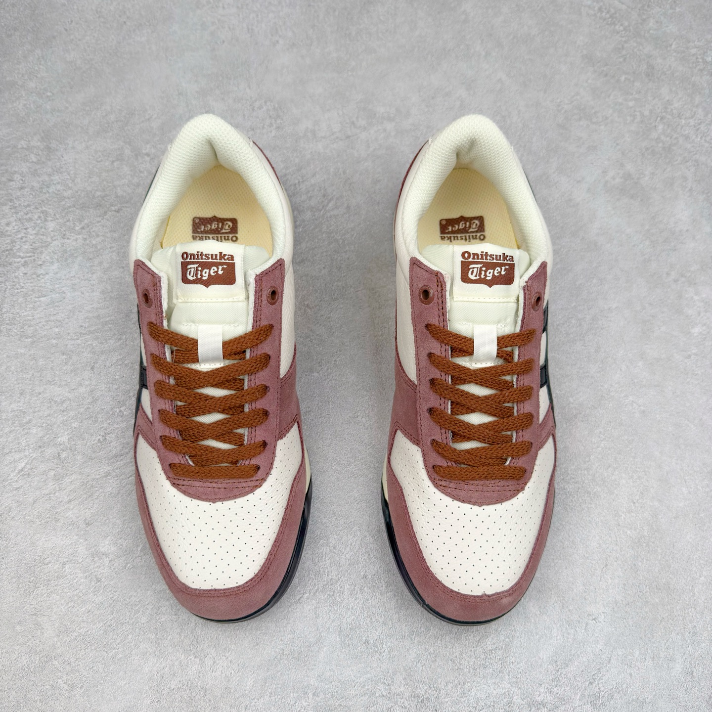 图片[2]-Asics Onitsuka Tiger Ultimate 81 EX 亚瑟士终极系列低帮复古风百搭皮革休闲运动慢跑鞋 采用软质荔枝纹牛培皮鞋面材质 配置OrthoLite鞋垫 轻质Eva缓震组合耐磨橡胶外底 Onitsuka Tiger 鬼塚虎 ULTIMATE 81EX 1183B510 中性款运动鞋 鞋跟底部的缓震孔设计以及TPU后跟保护片强化稳定性 造就合乎新时代高性能运动鞋标准的现代鞋款 牛皮革鞋面 FLYTEFOAM Propel中底增强缓震性与回弹性 鞋跟处采用fuzeGEL缓震胶科技 强化缓震 OrthoLite鞋垫 进一步强化缓震Gel-Kayano超轻量专业运动慢跑鞋 尺码：36-45-选品中心