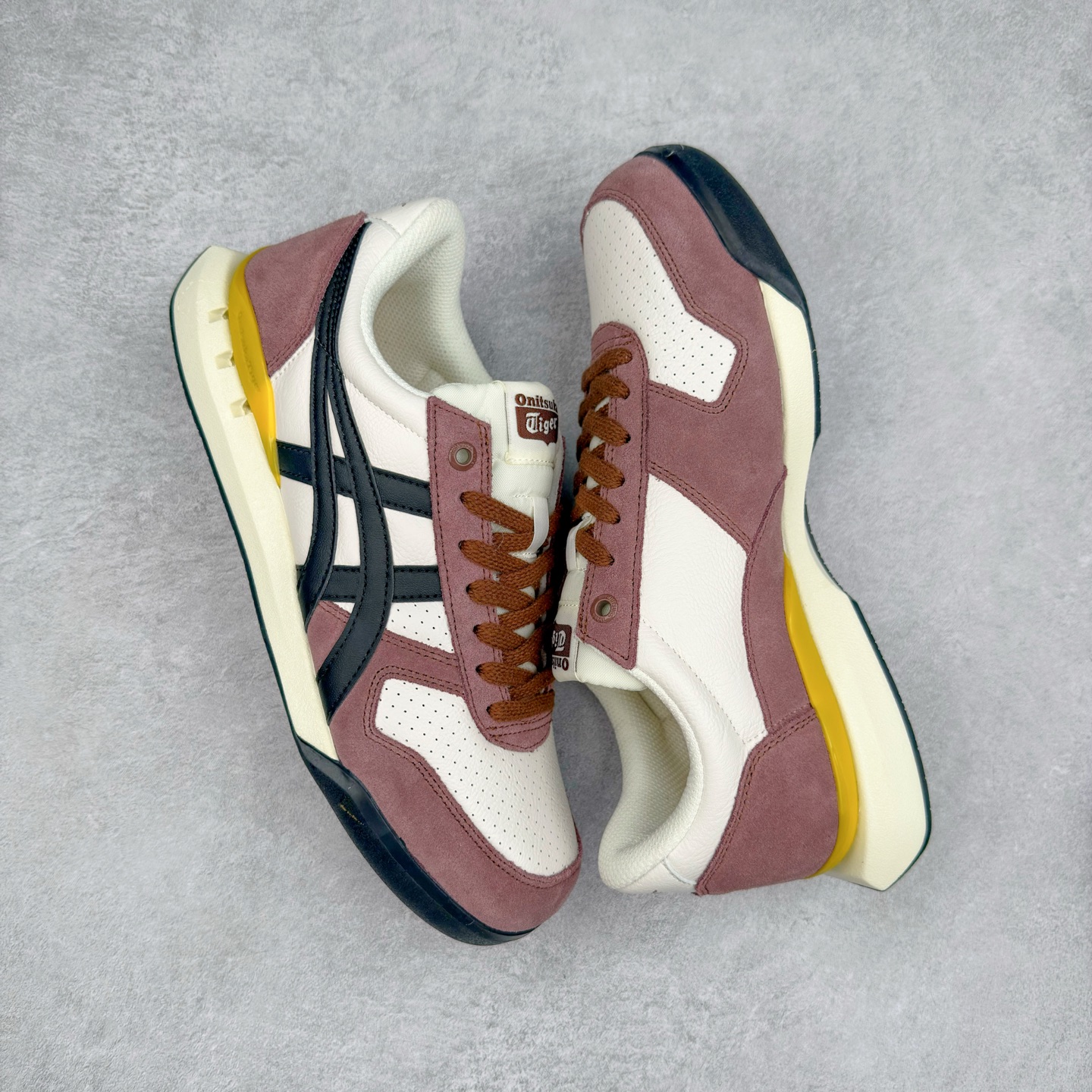 图片[3]-Asics Onitsuka Tiger Ultimate 81 EX 亚瑟士终极系列低帮复古风百搭皮革休闲运动慢跑鞋 采用软质荔枝纹牛培皮鞋面材质 配置OrthoLite鞋垫 轻质Eva缓震组合耐磨橡胶外底 Onitsuka Tiger 鬼塚虎 ULTIMATE 81EX 1183B510 中性款运动鞋 鞋跟底部的缓震孔设计以及TPU后跟保护片强化稳定性 造就合乎新时代高性能运动鞋标准的现代鞋款 牛皮革鞋面 FLYTEFOAM Propel中底增强缓震性与回弹性 鞋跟处采用fuzeGEL缓震胶科技 强化缓震 OrthoLite鞋垫 进一步强化缓震Gel-Kayano超轻量专业运动慢跑鞋 尺码：36-45-选品中心