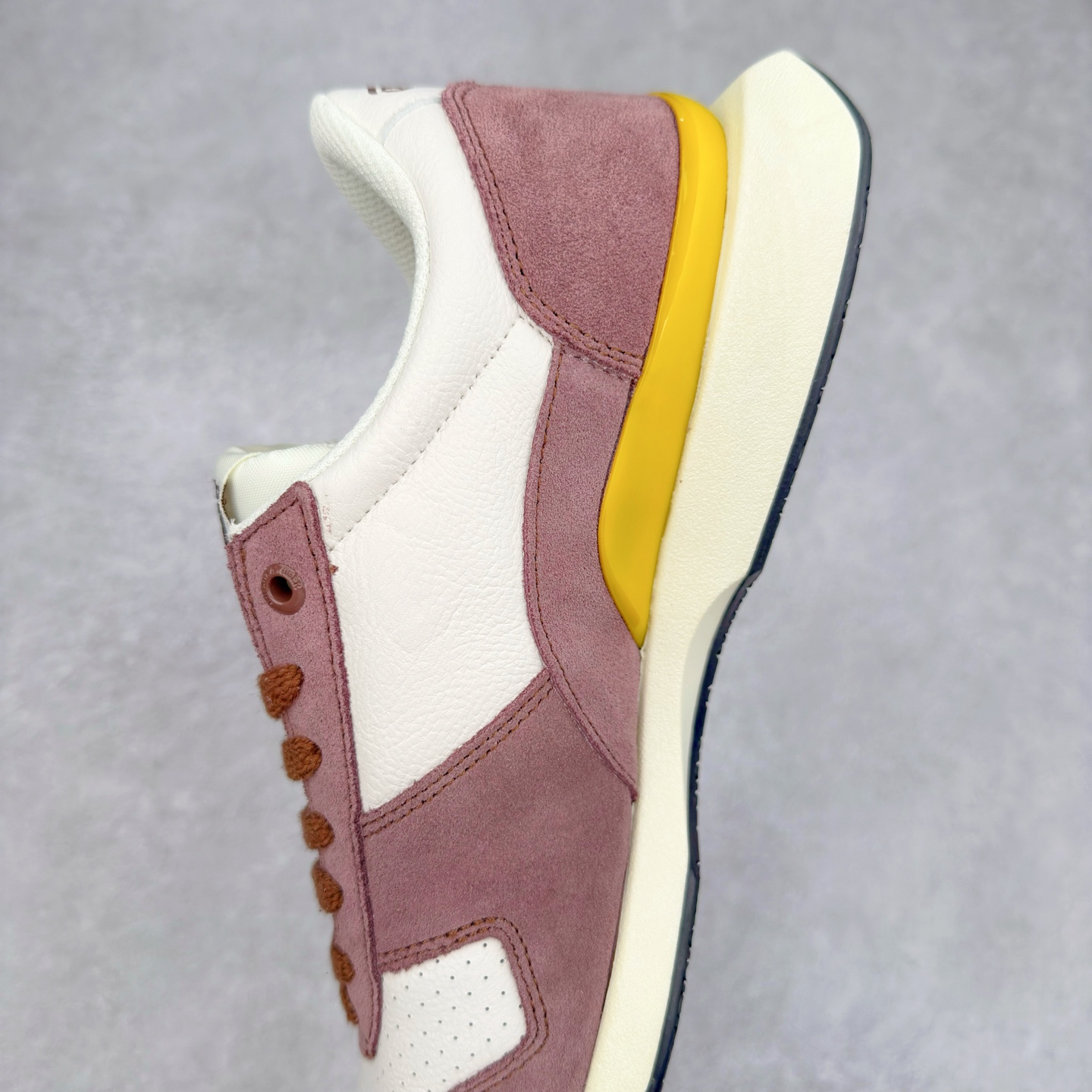 图片[7]-Asics Onitsuka Tiger Ultimate 81 EX 亚瑟士终极系列低帮复古风百搭皮革休闲运动慢跑鞋 采用软质荔枝纹牛培皮鞋面材质 配置OrthoLite鞋垫 轻质Eva缓震组合耐磨橡胶外底 Onitsuka Tiger 鬼塚虎 ULTIMATE 81EX 1183B510 中性款运动鞋 鞋跟底部的缓震孔设计以及TPU后跟保护片强化稳定性 造就合乎新时代高性能运动鞋标准的现代鞋款 牛皮革鞋面 FLYTEFOAM Propel中底增强缓震性与回弹性 鞋跟处采用fuzeGEL缓震胶科技 强化缓震 OrthoLite鞋垫 进一步强化缓震Gel-Kayano超轻量专业运动慢跑鞋 尺码：36-45-选品中心