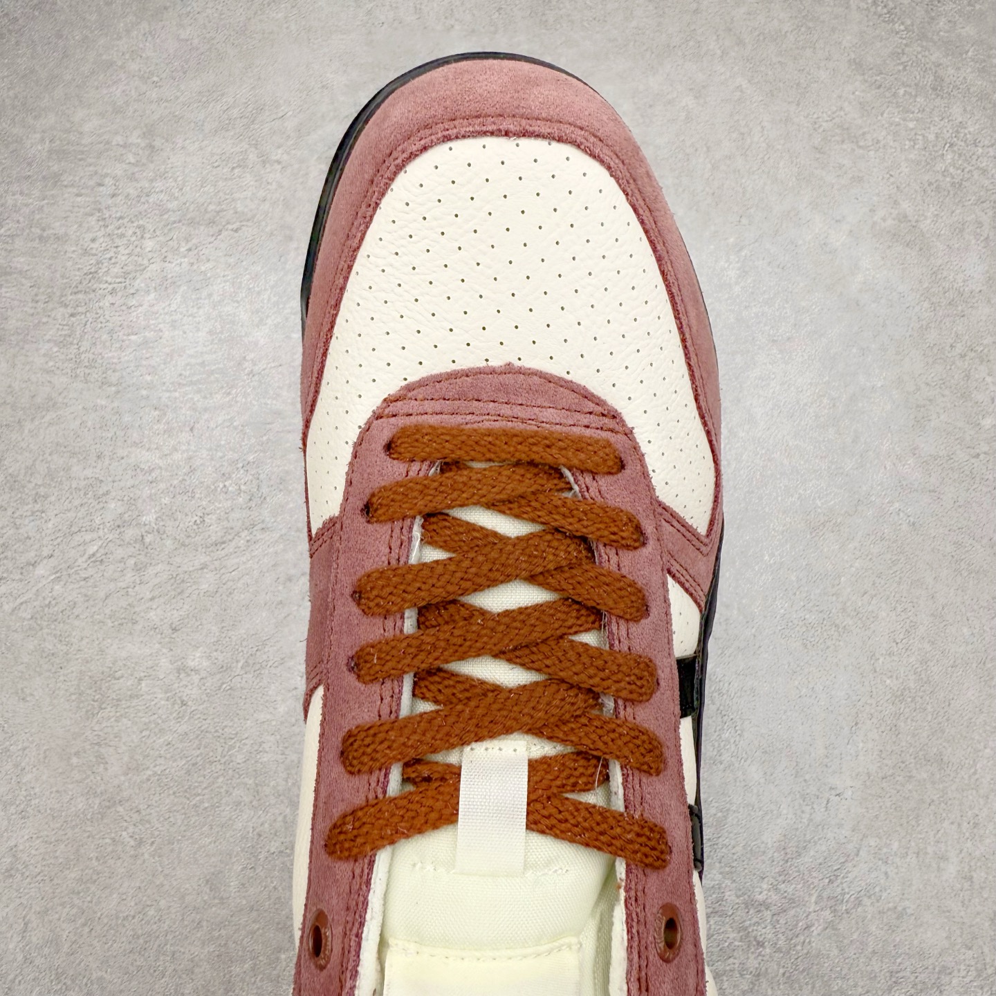 图片[4]-Asics Onitsuka Tiger Ultimate 81 EX 亚瑟士终极系列低帮复古风百搭皮革休闲运动慢跑鞋 采用软质荔枝纹牛培皮鞋面材质 配置OrthoLite鞋垫 轻质Eva缓震组合耐磨橡胶外底 Onitsuka Tiger 鬼塚虎 ULTIMATE 81EX 1183B510 中性款运动鞋 鞋跟底部的缓震孔设计以及TPU后跟保护片强化稳定性 造就合乎新时代高性能运动鞋标准的现代鞋款 牛皮革鞋面 FLYTEFOAM Propel中底增强缓震性与回弹性 鞋跟处采用fuzeGEL缓震胶科技 强化缓震 OrthoLite鞋垫 进一步强化缓震Gel-Kayano超轻量专业运动慢跑鞋 尺码：36-45-选品中心