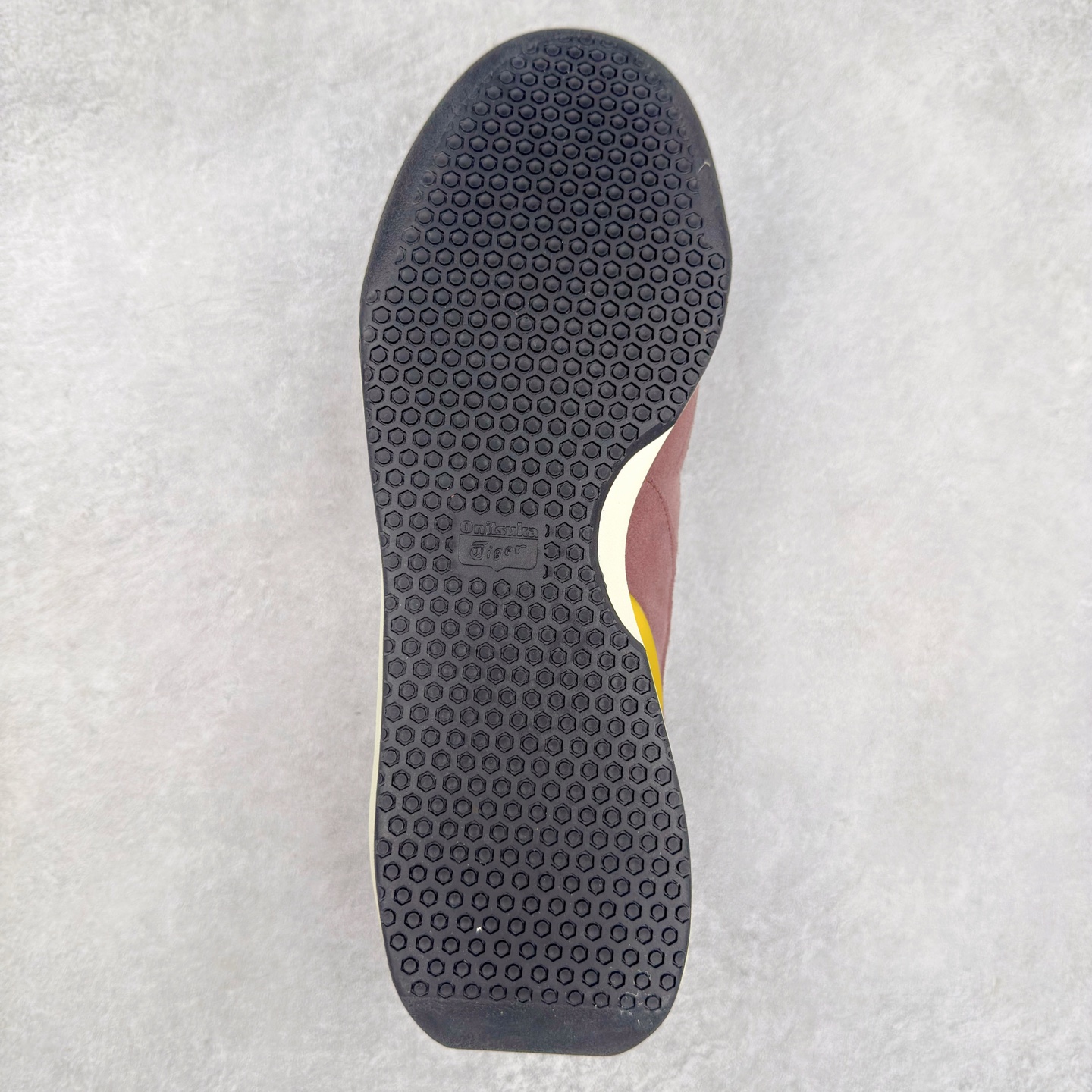 图片[9]-Asics Onitsuka Tiger Ultimate 81 EX 亚瑟士终极系列低帮复古风百搭皮革休闲运动慢跑鞋 采用软质荔枝纹牛培皮鞋面材质 配置OrthoLite鞋垫 轻质Eva缓震组合耐磨橡胶外底 Onitsuka Tiger 鬼塚虎 ULTIMATE 81EX 1183B510 中性款运动鞋 鞋跟底部的缓震孔设计以及TPU后跟保护片强化稳定性 造就合乎新时代高性能运动鞋标准的现代鞋款 牛皮革鞋面 FLYTEFOAM Propel中底增强缓震性与回弹性 鞋跟处采用fuzeGEL缓震胶科技 强化缓震 OrthoLite鞋垫 进一步强化缓震Gel-Kayano超轻量专业运动慢跑鞋 尺码：36-45-选品中心