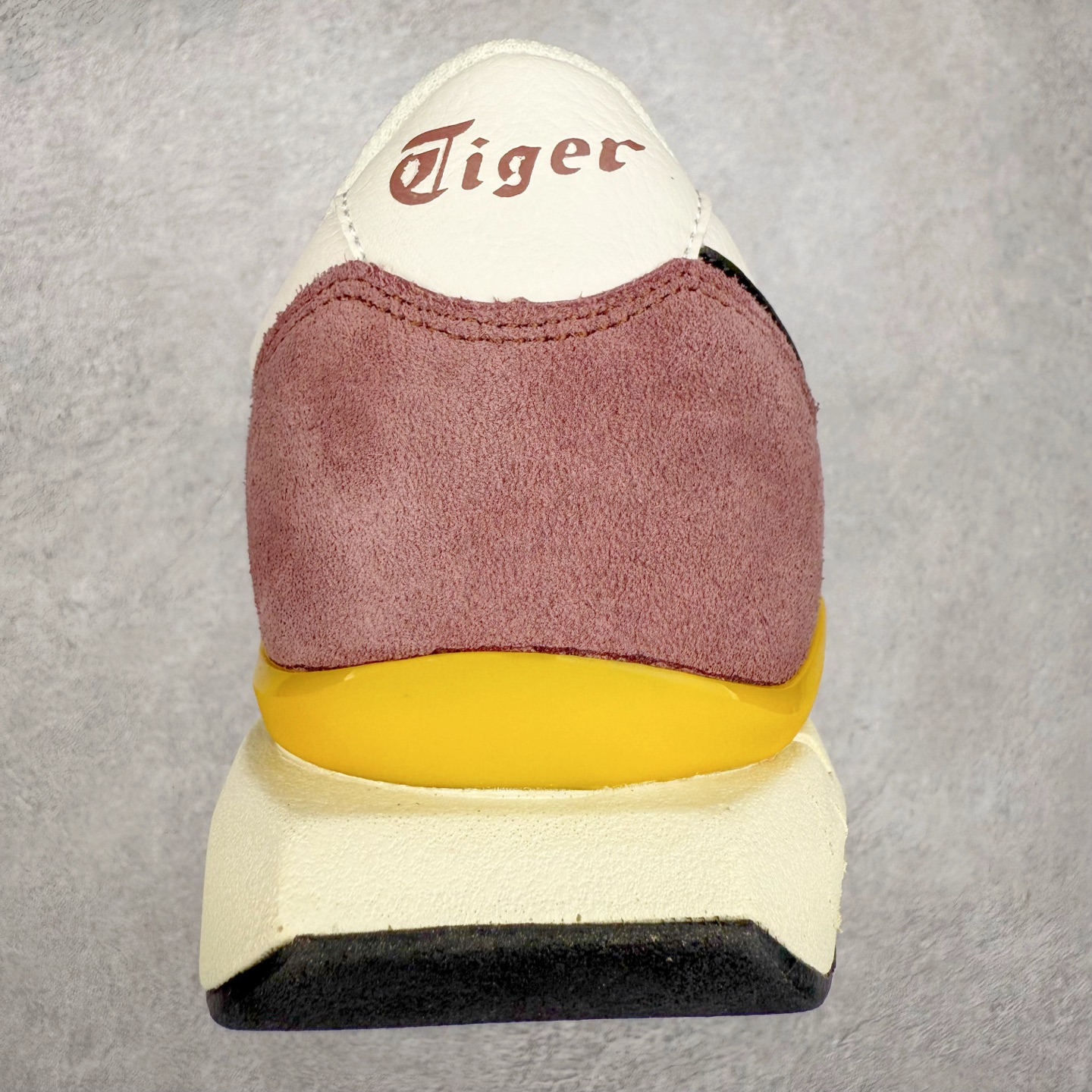 图片[8]-Asics Onitsuka Tiger Ultimate 81 EX 亚瑟士终极系列低帮复古风百搭皮革休闲运动慢跑鞋 采用软质荔枝纹牛培皮鞋面材质 配置OrthoLite鞋垫 轻质Eva缓震组合耐磨橡胶外底 Onitsuka Tiger 鬼塚虎 ULTIMATE 81EX 1183B510 中性款运动鞋 鞋跟底部的缓震孔设计以及TPU后跟保护片强化稳定性 造就合乎新时代高性能运动鞋标准的现代鞋款 牛皮革鞋面 FLYTEFOAM Propel中底增强缓震性与回弹性 鞋跟处采用fuzeGEL缓震胶科技 强化缓震 OrthoLite鞋垫 进一步强化缓震Gel-Kayano超轻量专业运动慢跑鞋 尺码：36-45-选品中心