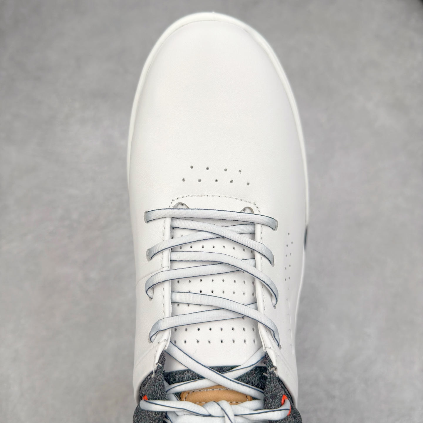 图片[4]-Ecco爱步男鞋新款运动鞋 跑鞋厚底增高老爹鞋 驱动系列全新款式 拼色拼接鞋面 时尚有型 牛皮与纺织品拼接 脚感舒适 出街有型 贴心套脚系带设计 舒适包裹双足 柔软细腻，亲肤透气 以摩托车粗犷胎纹为灵感 PU大底提供牵引性和支撑性 耐磨防滑提升稳定性 轻盈鞋底 舒适耐穿 户外出行 肆意洒脱 尺码：38 39 40 41 42 43 44（皮鞋码）-选品中心