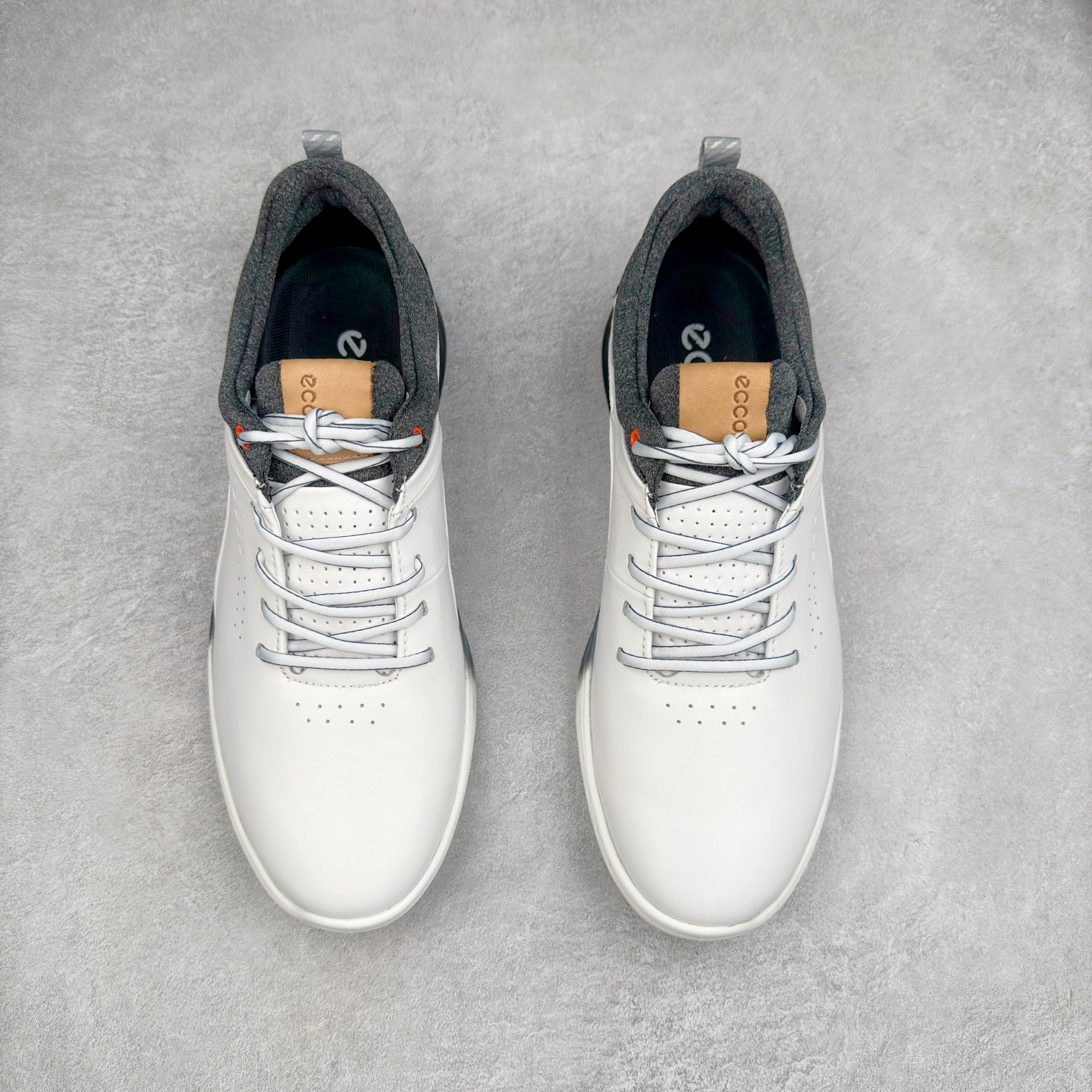 图片[2]-Ecco爱步男鞋新款运动鞋 跑鞋厚底增高老爹鞋 驱动系列全新款式 拼色拼接鞋面 时尚有型 牛皮与纺织品拼接 脚感舒适 出街有型 贴心套脚系带设计 舒适包裹双足 柔软细腻，亲肤透气 以摩托车粗犷胎纹为灵感 PU大底提供牵引性和支撑性 耐磨防滑提升稳定性 轻盈鞋底 舒适耐穿 户外出行 肆意洒脱 尺码：38 39 40 41 42 43 44（皮鞋码）-选品中心