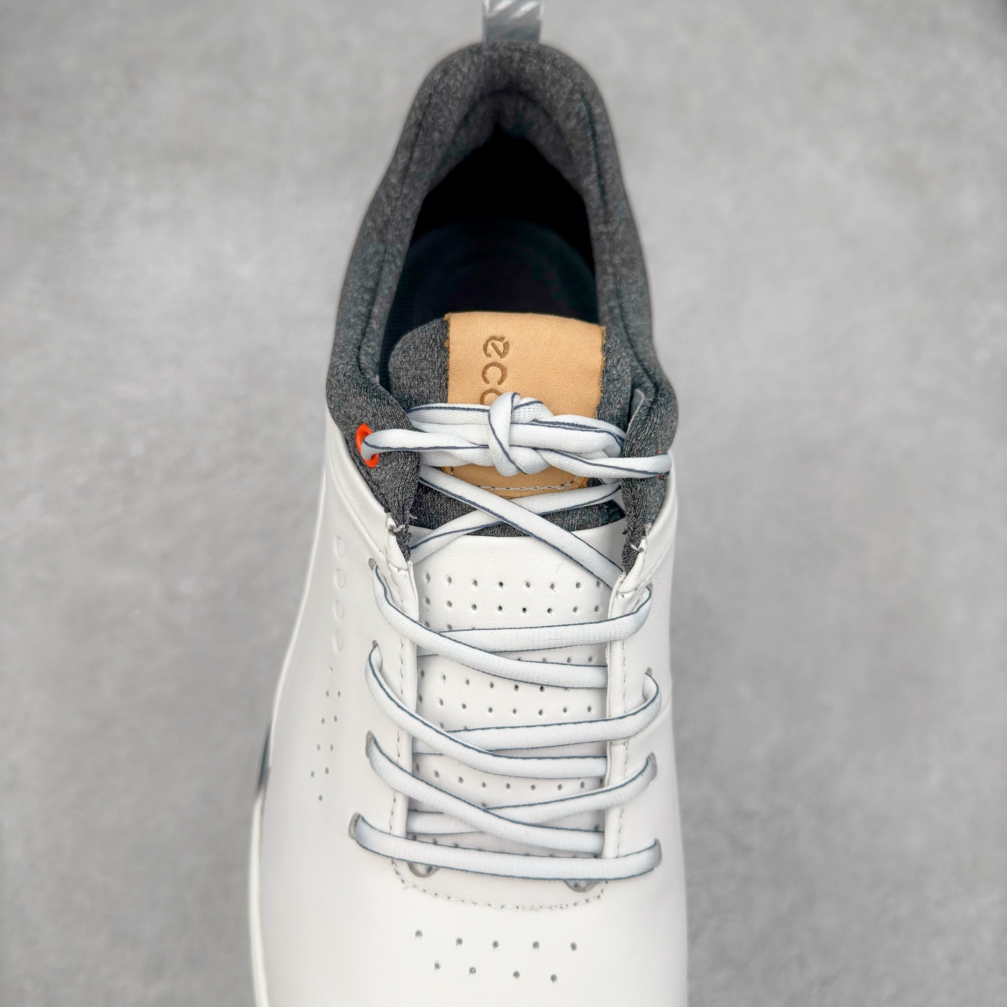 图片[5]-Ecco爱步男鞋新款运动鞋 跑鞋厚底增高老爹鞋 驱动系列全新款式 拼色拼接鞋面 时尚有型 牛皮与纺织品拼接 脚感舒适 出街有型 贴心套脚系带设计 舒适包裹双足 柔软细腻，亲肤透气 以摩托车粗犷胎纹为灵感 PU大底提供牵引性和支撑性 耐磨防滑提升稳定性 轻盈鞋底 舒适耐穿 户外出行 肆意洒脱 尺码：38 39 40 41 42 43 44（皮鞋码）-选品中心