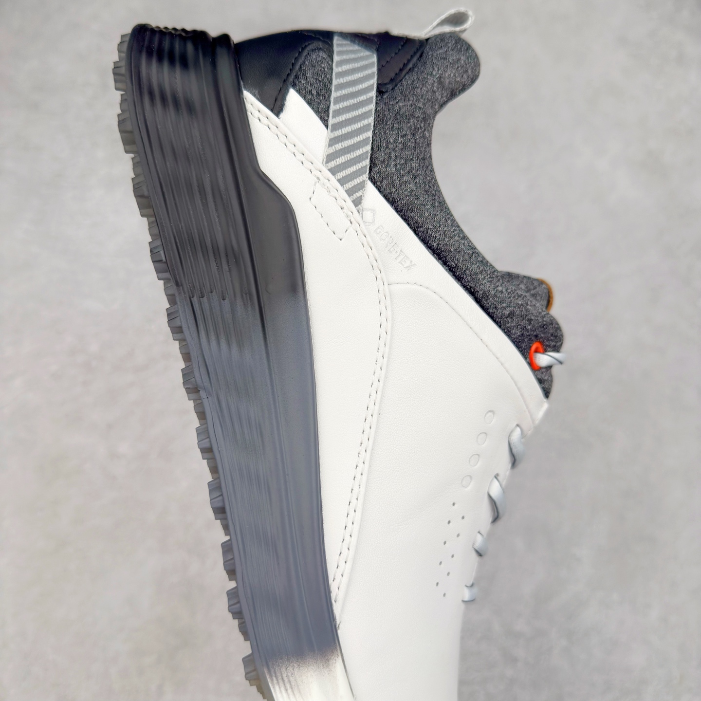 图片[6]-Ecco爱步男鞋新款运动鞋 跑鞋厚底增高老爹鞋 驱动系列全新款式 拼色拼接鞋面 时尚有型 牛皮与纺织品拼接 脚感舒适 出街有型 贴心套脚系带设计 舒适包裹双足 柔软细腻，亲肤透气 以摩托车粗犷胎纹为灵感 PU大底提供牵引性和支撑性 耐磨防滑提升稳定性 轻盈鞋底 舒适耐穿 户外出行 肆意洒脱 尺码：38 39 40 41 42 43 44（皮鞋码）-选品中心