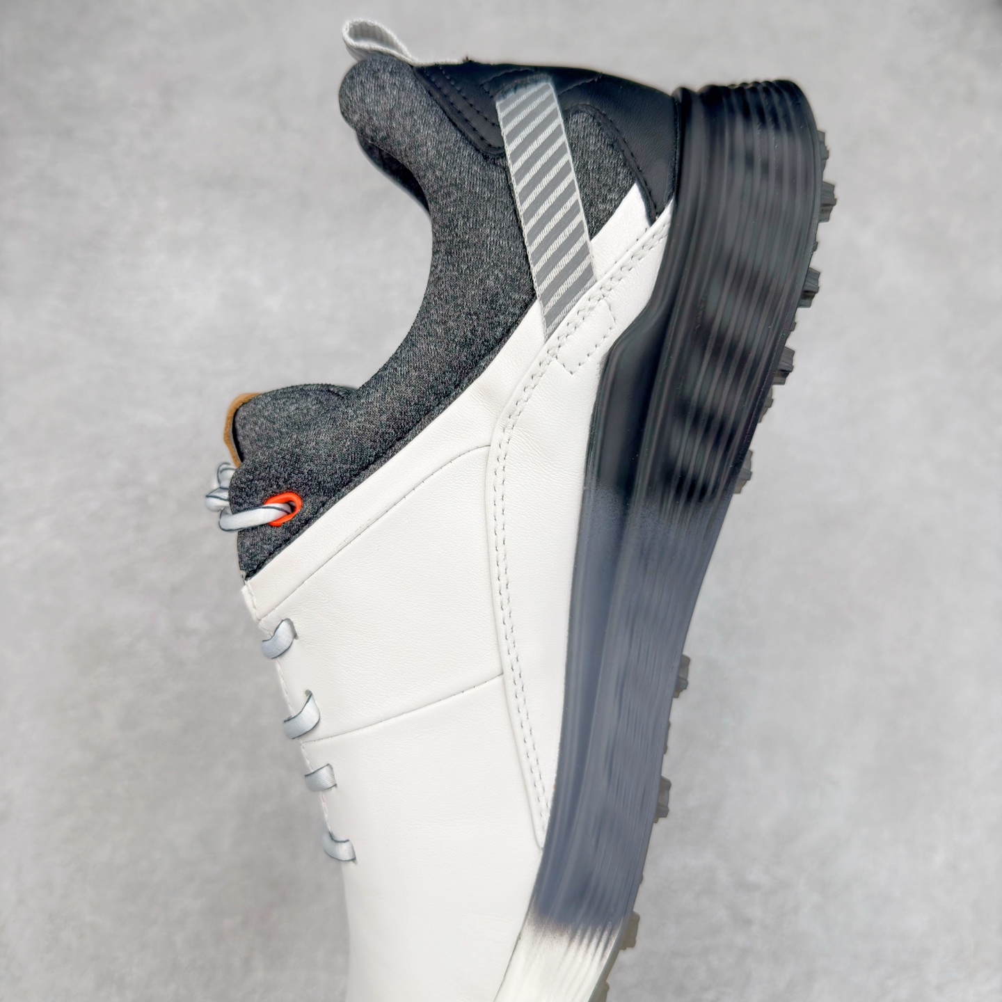 图片[7]-Ecco爱步男鞋新款运动鞋 跑鞋厚底增高老爹鞋 驱动系列全新款式 拼色拼接鞋面 时尚有型 牛皮与纺织品拼接 脚感舒适 出街有型 贴心套脚系带设计 舒适包裹双足 柔软细腻，亲肤透气 以摩托车粗犷胎纹为灵感 PU大底提供牵引性和支撑性 耐磨防滑提升稳定性 轻盈鞋底 舒适耐穿 户外出行 肆意洒脱 尺码：38 39 40 41 42 43 44（皮鞋码）-选品中心