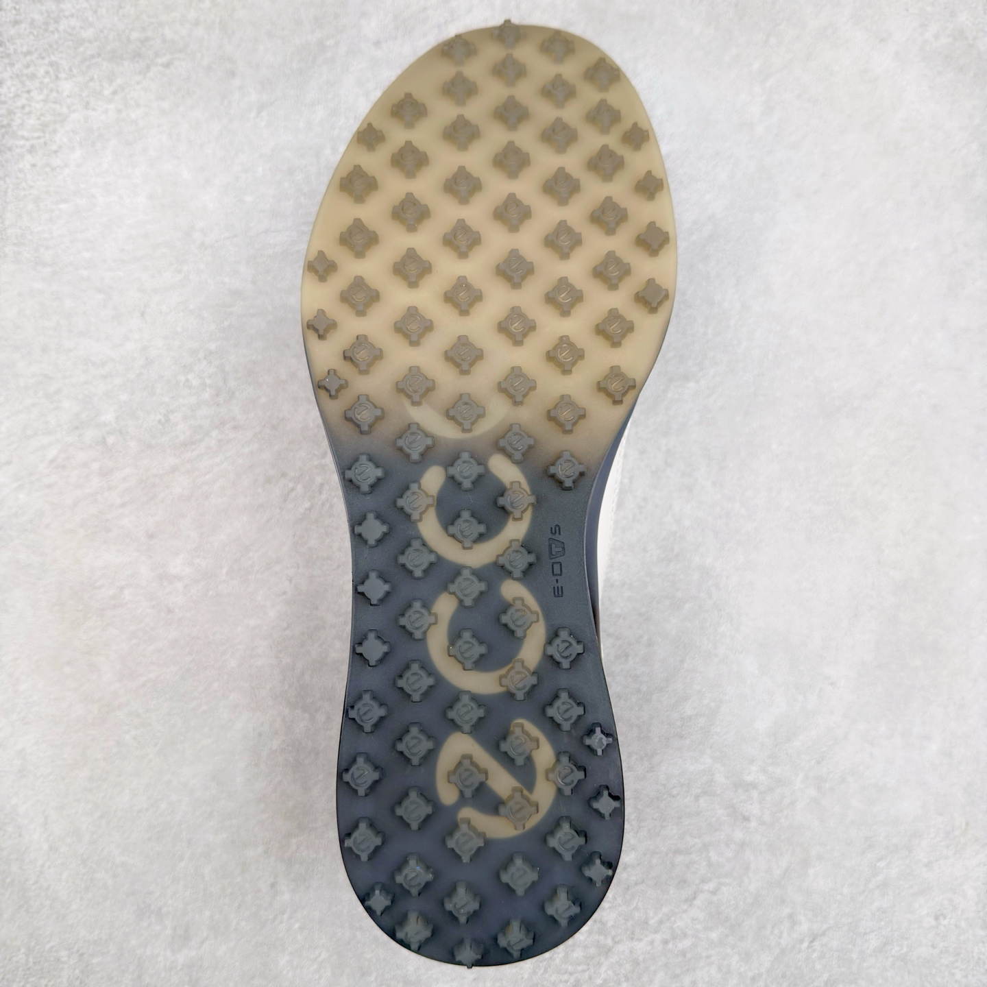 图片[8]-Ecco爱步男鞋新款运动鞋 跑鞋厚底增高老爹鞋 驱动系列全新款式 拼色拼接鞋面 时尚有型 牛皮与纺织品拼接 脚感舒适 出街有型 贴心套脚系带设计 舒适包裹双足 柔软细腻，亲肤透气 以摩托车粗犷胎纹为灵感 PU大底提供牵引性和支撑性 耐磨防滑提升稳定性 轻盈鞋底 舒适耐穿 户外出行 肆意洒脱 尺码：38 39 40 41 42 43 44（皮鞋码）-选品中心