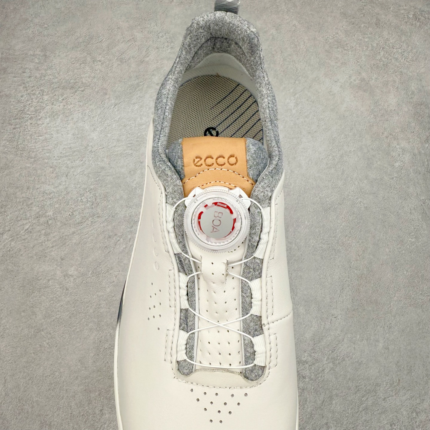 图片[5]-Ecco爱步男鞋新款运动鞋 跑鞋厚底增高老爹鞋 驱动系列全新款式 拼色拼接鞋面 时尚有型 牛皮与纺织品拼接 脚感舒适 出街有型 贴心套脚系带设计 舒适包裹双足 柔软细腻，亲肤透气 以摩托车粗犷胎纹为灵感 PU大底提供牵引性和支撑性 耐磨防滑提升稳定性 轻盈鞋底 舒适耐穿 户外出行 肆意洒脱 尺码：38 39 40 41 42 43 44（皮鞋码）-选品中心