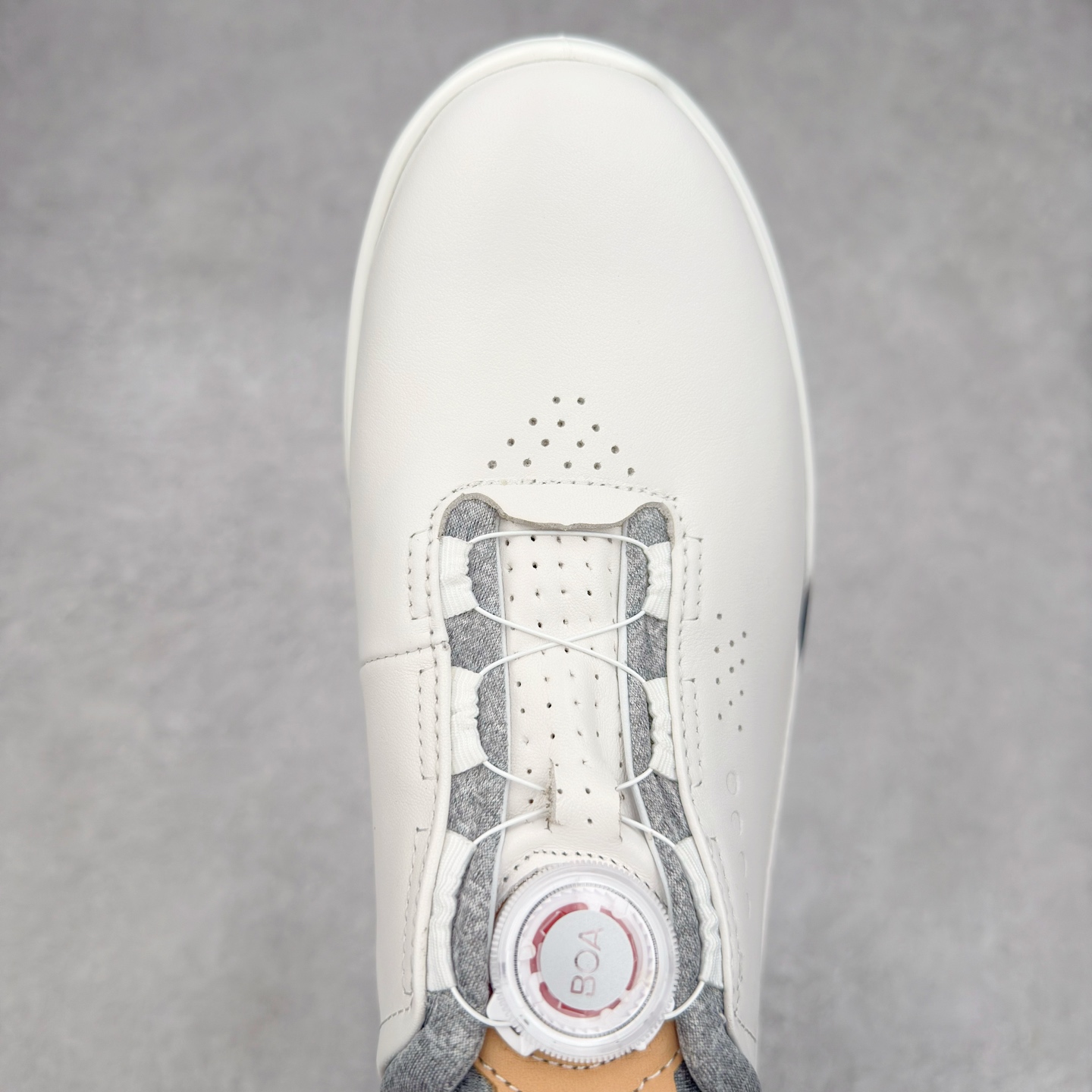 图片[4]-Ecco爱步男鞋新款运动鞋 跑鞋厚底增高老爹鞋 驱动系列全新款式 拼色拼接鞋面 时尚有型 牛皮与纺织品拼接 脚感舒适 出街有型 贴心套脚系带设计 舒适包裹双足 柔软细腻，亲肤透气 以摩托车粗犷胎纹为灵感 PU大底提供牵引性和支撑性 耐磨防滑提升稳定性 轻盈鞋底 舒适耐穿 户外出行 肆意洒脱 尺码：38 39 40 41 42 43 44（皮鞋码）-选品中心