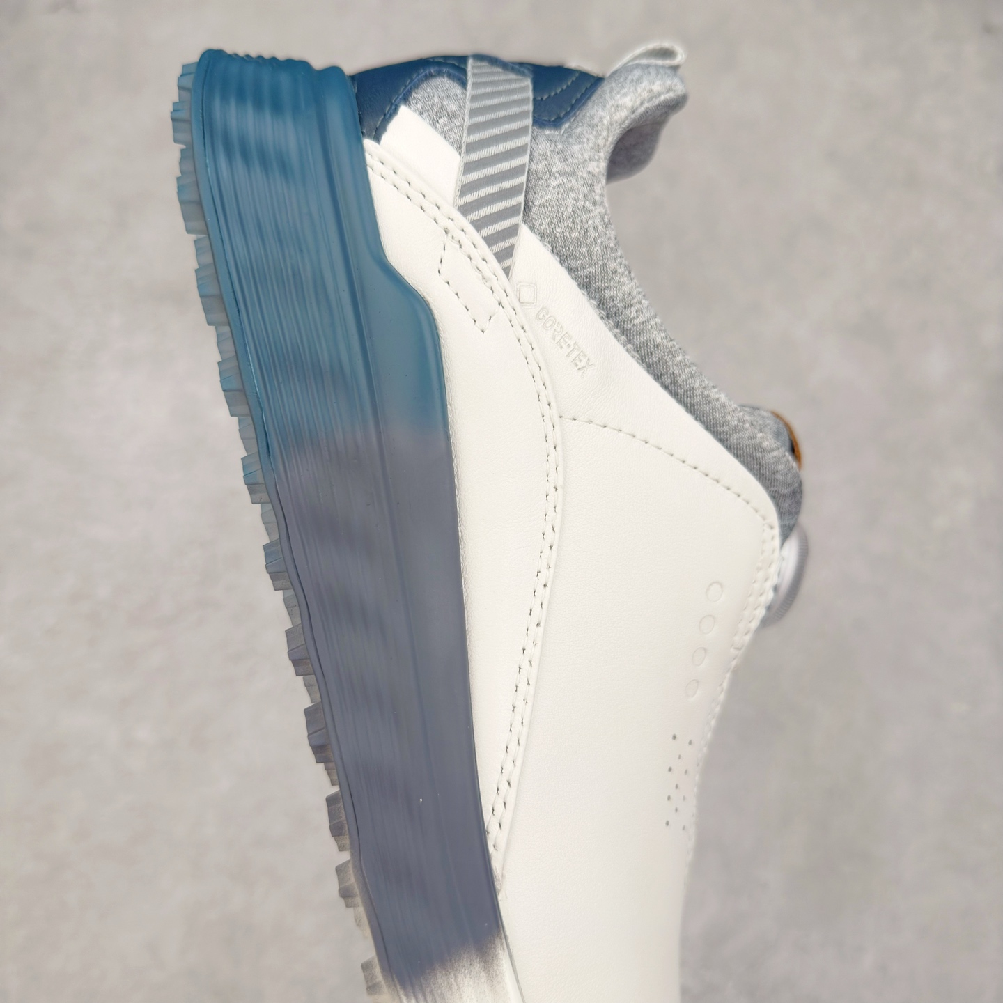 图片[6]-Ecco爱步男鞋新款运动鞋 跑鞋厚底增高老爹鞋 驱动系列全新款式 拼色拼接鞋面 时尚有型 牛皮与纺织品拼接 脚感舒适 出街有型 贴心套脚系带设计 舒适包裹双足 柔软细腻，亲肤透气 以摩托车粗犷胎纹为灵感 PU大底提供牵引性和支撑性 耐磨防滑提升稳定性 轻盈鞋底 舒适耐穿 户外出行 肆意洒脱 尺码：38 39 40 41 42 43 44（皮鞋码）-选品中心