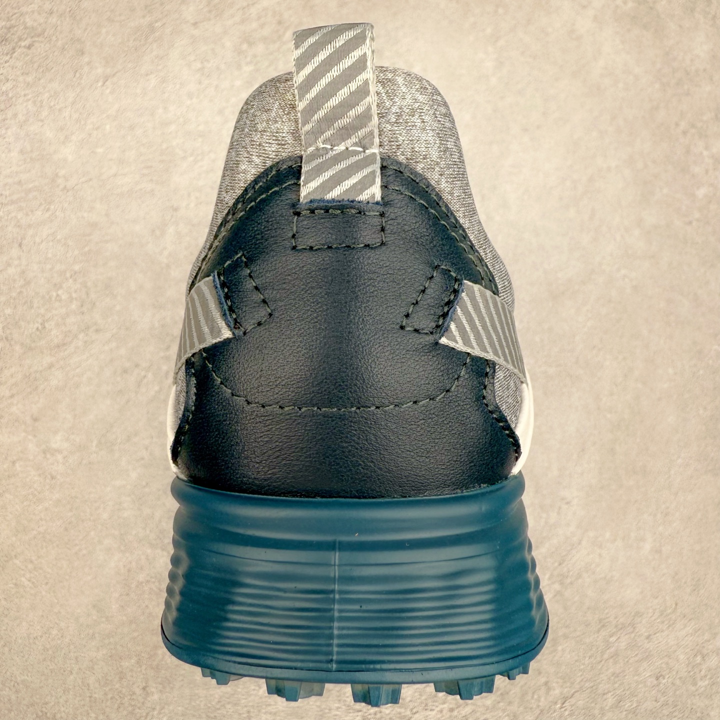 图片[8]-Ecco爱步男鞋新款运动鞋 跑鞋厚底增高老爹鞋 驱动系列全新款式 拼色拼接鞋面 时尚有型 牛皮与纺织品拼接 脚感舒适 出街有型 贴心套脚系带设计 舒适包裹双足 柔软细腻，亲肤透气 以摩托车粗犷胎纹为灵感 PU大底提供牵引性和支撑性 耐磨防滑提升稳定性 轻盈鞋底 舒适耐穿 户外出行 肆意洒脱 尺码：38 39 40 41 42 43 44（皮鞋码）-选品中心