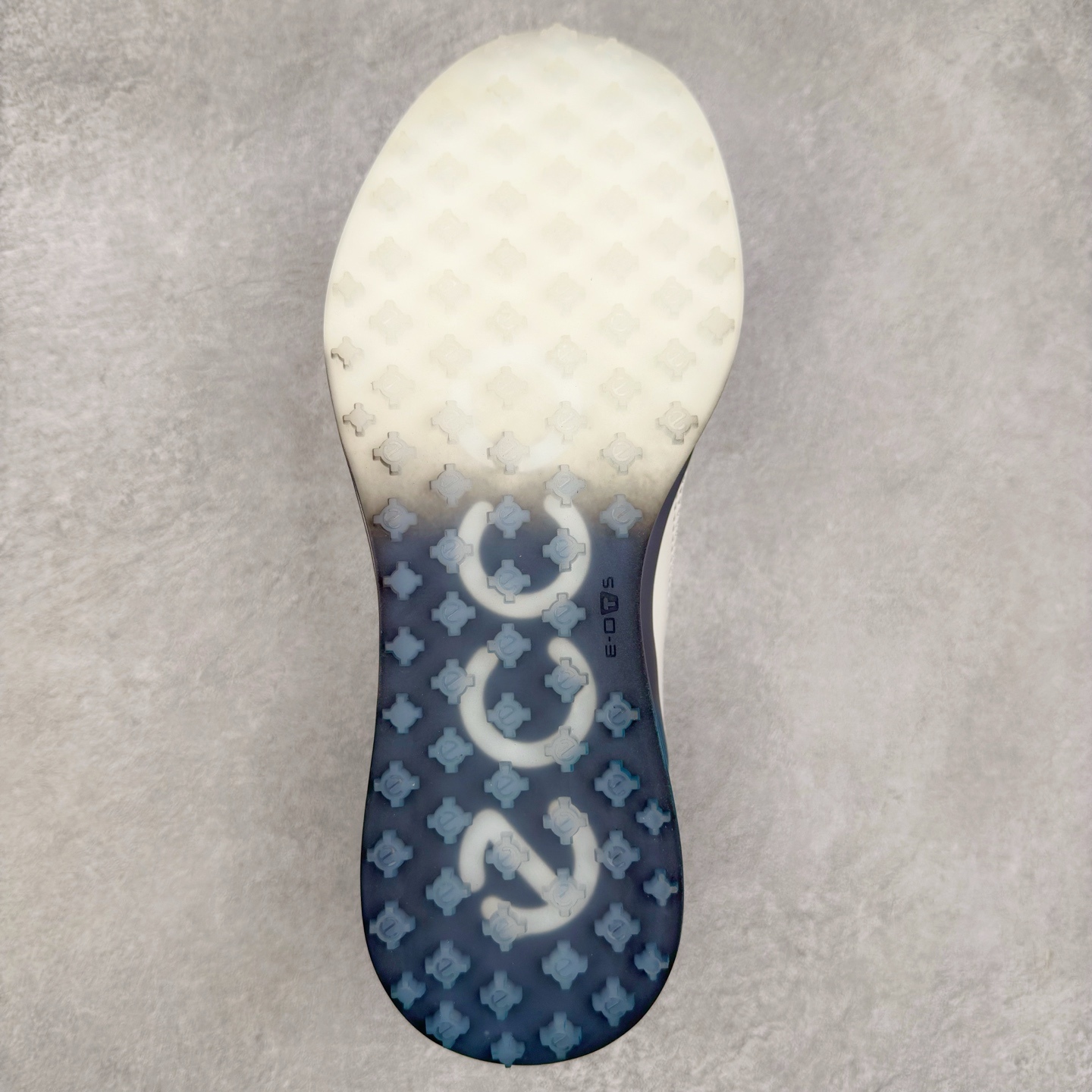 图片[9]-Ecco爱步男鞋新款运动鞋 跑鞋厚底增高老爹鞋 驱动系列全新款式 拼色拼接鞋面 时尚有型 牛皮与纺织品拼接 脚感舒适 出街有型 贴心套脚系带设计 舒适包裹双足 柔软细腻，亲肤透气 以摩托车粗犷胎纹为灵感 PU大底提供牵引性和支撑性 耐磨防滑提升稳定性 轻盈鞋底 舒适耐穿 户外出行 肆意洒脱 尺码：38 39 40 41 42 43 44（皮鞋码）-选品中心