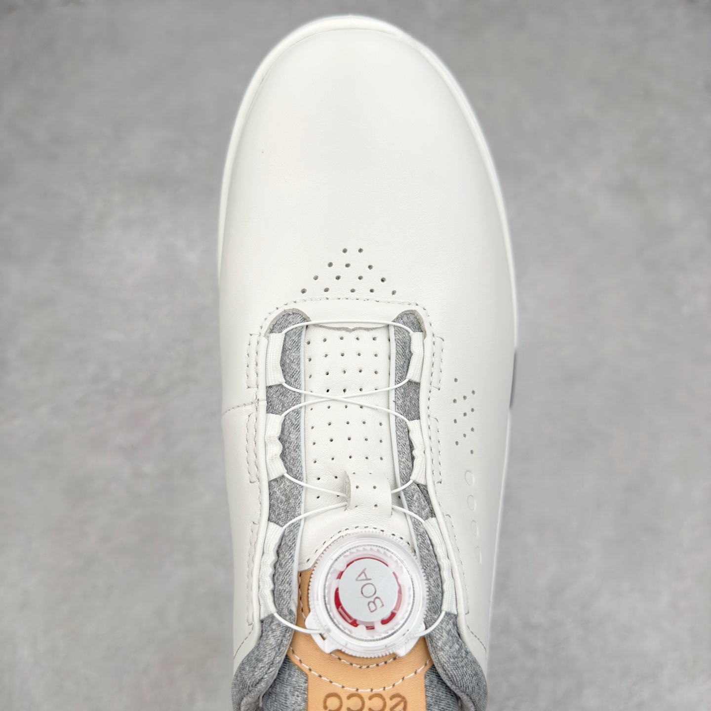 图片[4]-Ecco爱步男鞋新款运动鞋 跑鞋厚底增高老爹鞋 驱动系列全新款式 拼色拼接鞋面 时尚有型 牛皮与纺织品拼接 脚感舒适 出街有型 贴心套脚系带设计 舒适包裹双足 柔软细腻，亲肤透气 以摩托车粗犷胎纹为灵感 PU大底提供牵引性和支撑性 耐磨防滑提升稳定性 轻盈鞋底 舒适耐穿 户外出行 肆意洒脱 尺码：38 39 40 41 42 43 44（皮鞋码）-选品中心