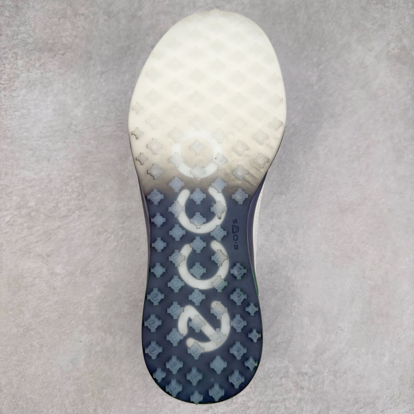 图片[9]-Ecco爱步男鞋新款运动鞋 跑鞋厚底增高老爹鞋 驱动系列全新款式 拼色拼接鞋面 时尚有型 牛皮与纺织品拼接 脚感舒适 出街有型 贴心套脚系带设计 舒适包裹双足 柔软细腻，亲肤透气 以摩托车粗犷胎纹为灵感 PU大底提供牵引性和支撑性 耐磨防滑提升稳定性 轻盈鞋底 舒适耐穿 户外出行 肆意洒脱 尺码：38 39 40 41 42 43 44（皮鞋码）-选品中心