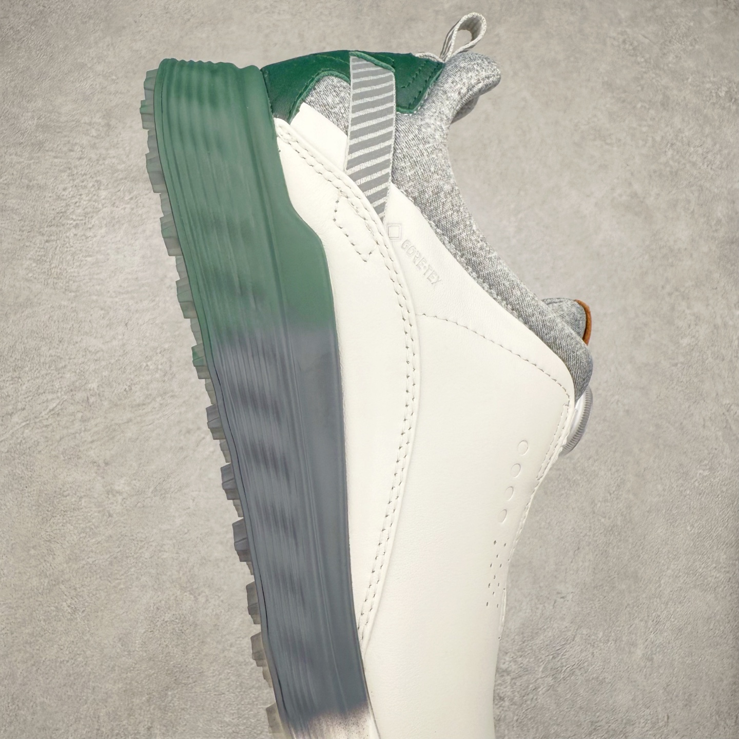 图片[6]-Ecco爱步男鞋新款运动鞋 跑鞋厚底增高老爹鞋 驱动系列全新款式 拼色拼接鞋面 时尚有型 牛皮与纺织品拼接 脚感舒适 出街有型 贴心套脚系带设计 舒适包裹双足 柔软细腻，亲肤透气 以摩托车粗犷胎纹为灵感 PU大底提供牵引性和支撑性 耐磨防滑提升稳定性 轻盈鞋底 舒适耐穿 户外出行 肆意洒脱 尺码：38 39 40 41 42 43 44（皮鞋码）-选品中心