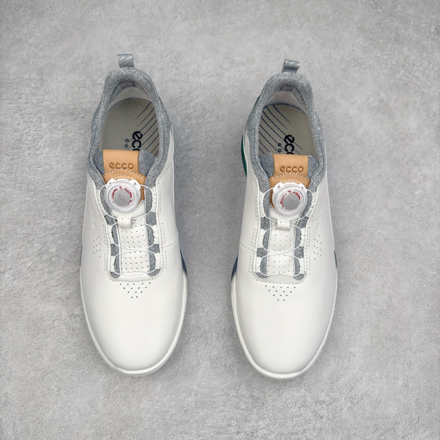 图片[2]-Ecco爱步男鞋新款运动鞋 跑鞋厚底增高老爹鞋 驱动系列全新款式 拼色拼接鞋面 时尚有型 牛皮与纺织品拼接 脚感舒适 出街有型 贴心套脚系带设计 舒适包裹双足 柔软细腻，亲肤透气 以摩托车粗犷胎纹为灵感 PU大底提供牵引性和支撑性 耐磨防滑提升稳定性 轻盈鞋底 舒适耐穿 户外出行 肆意洒脱 尺码：38 39 40 41 42 43 44（皮鞋码）-选品中心